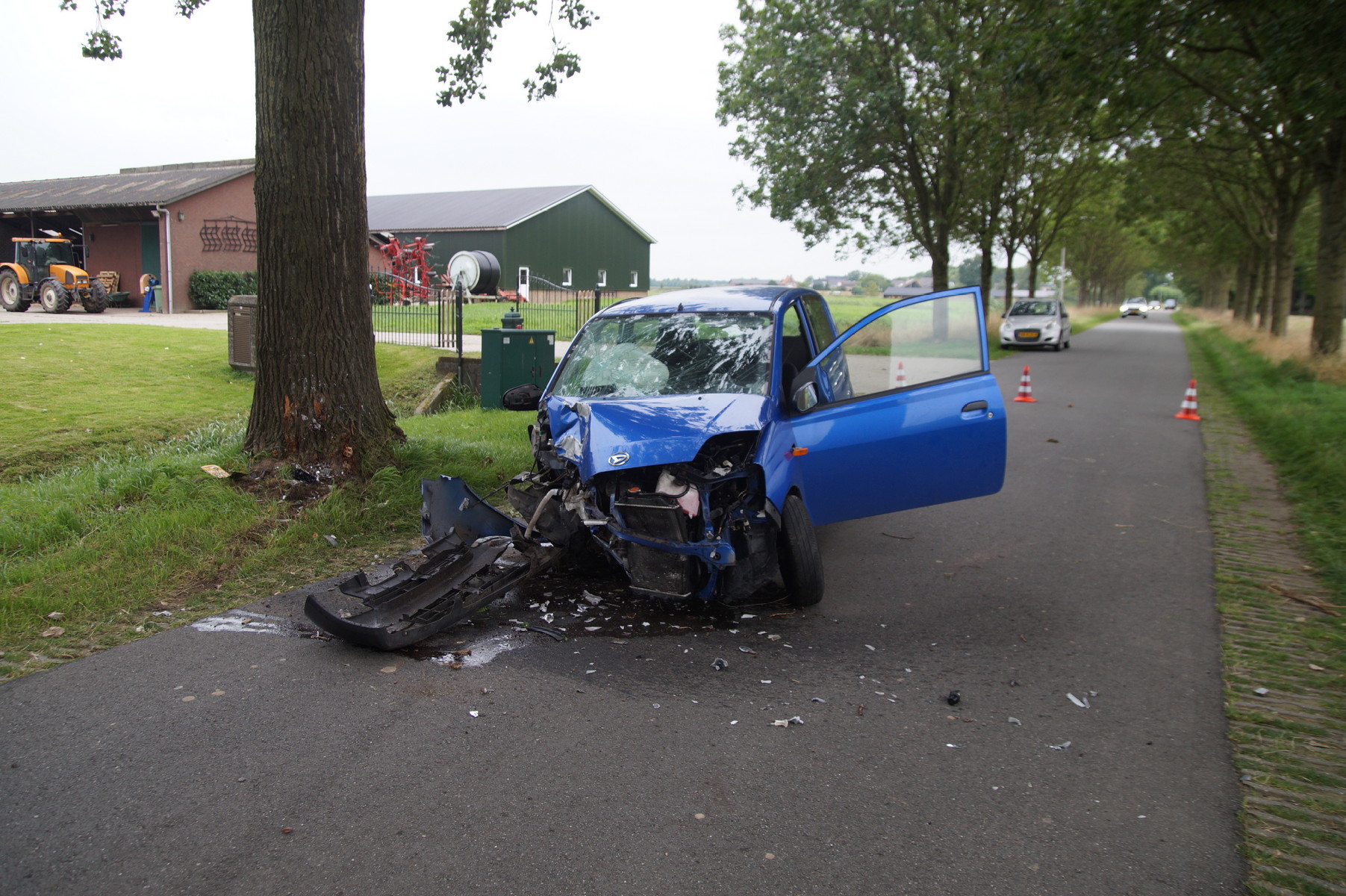 Auto botst tegen boom: Bestuurder ernstig gewond