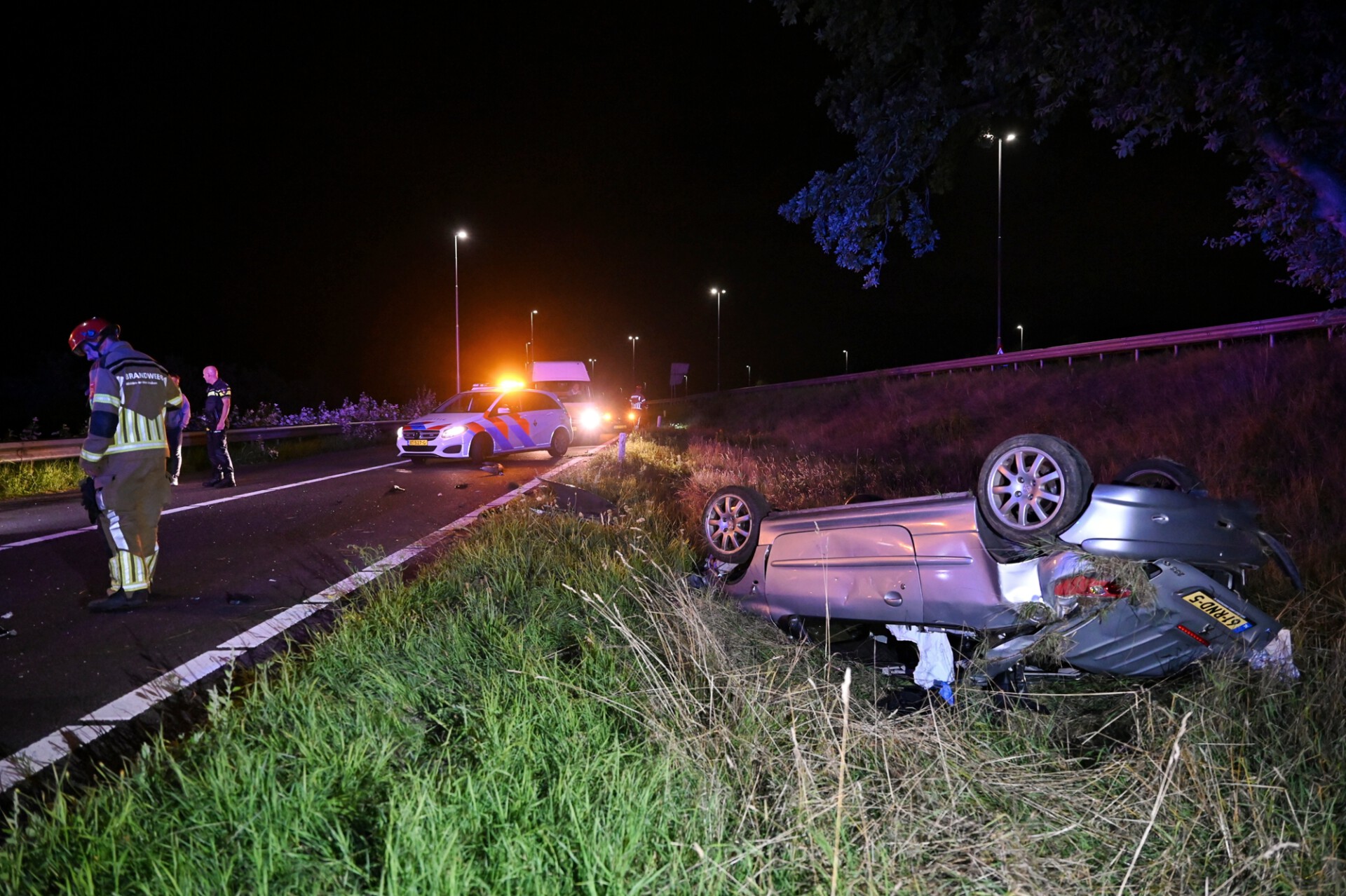 Auto slaat meerdere keren over de kop op A65 : vrouw gewond