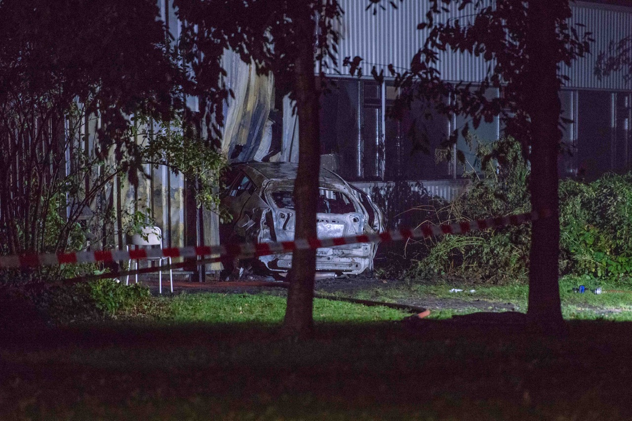Auto rijdt tegen bedrijfspand en wordt in brand gestoken