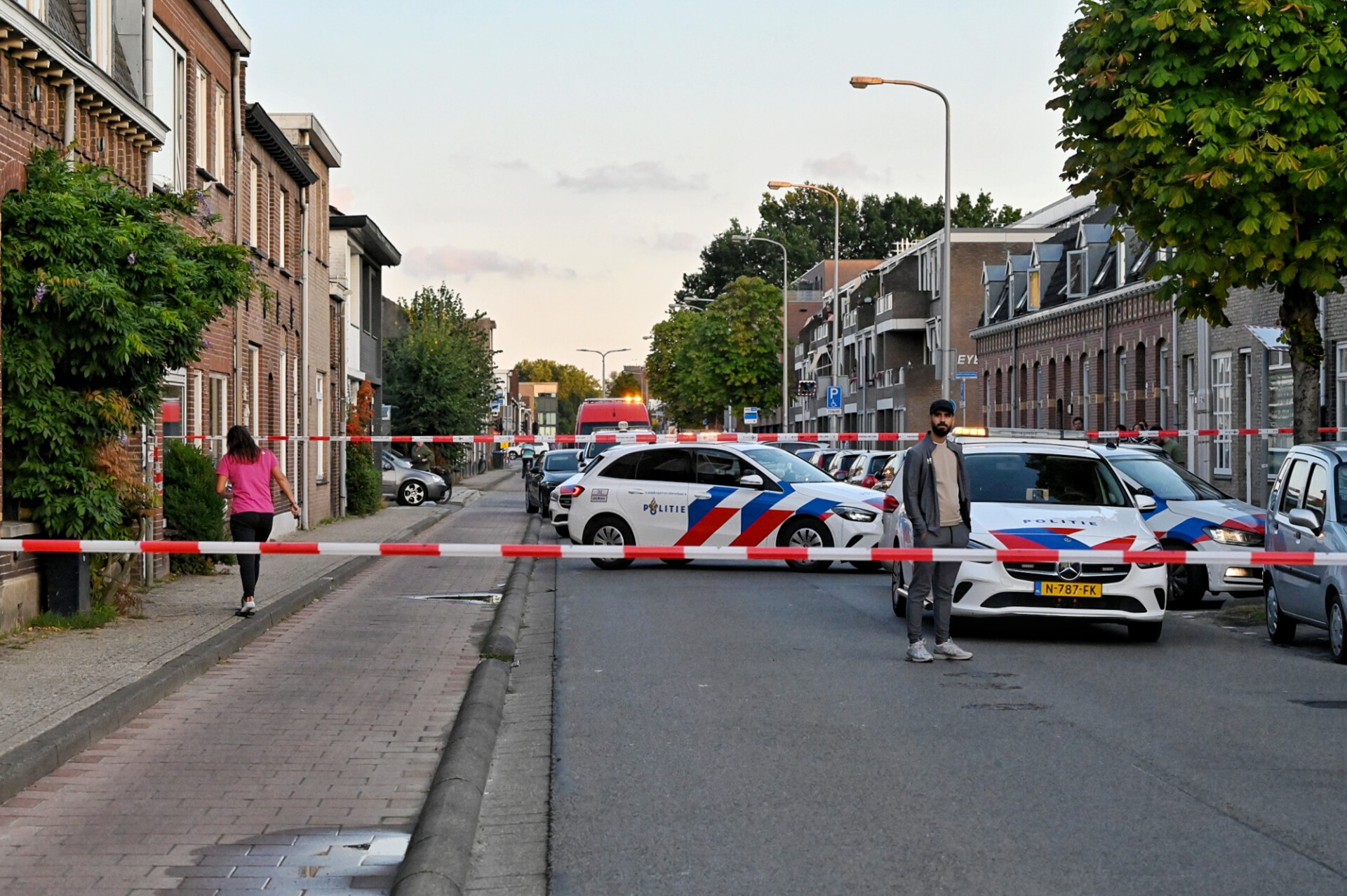 Verwarde Man In Psychose Valt Van Het Dak Nadat Arrestatieteam Ingrijpt ...