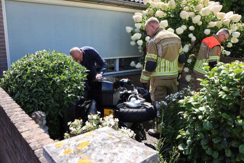 Motorrijder Belandt In Voortuin Tegen Woning Aan - 112Brabant