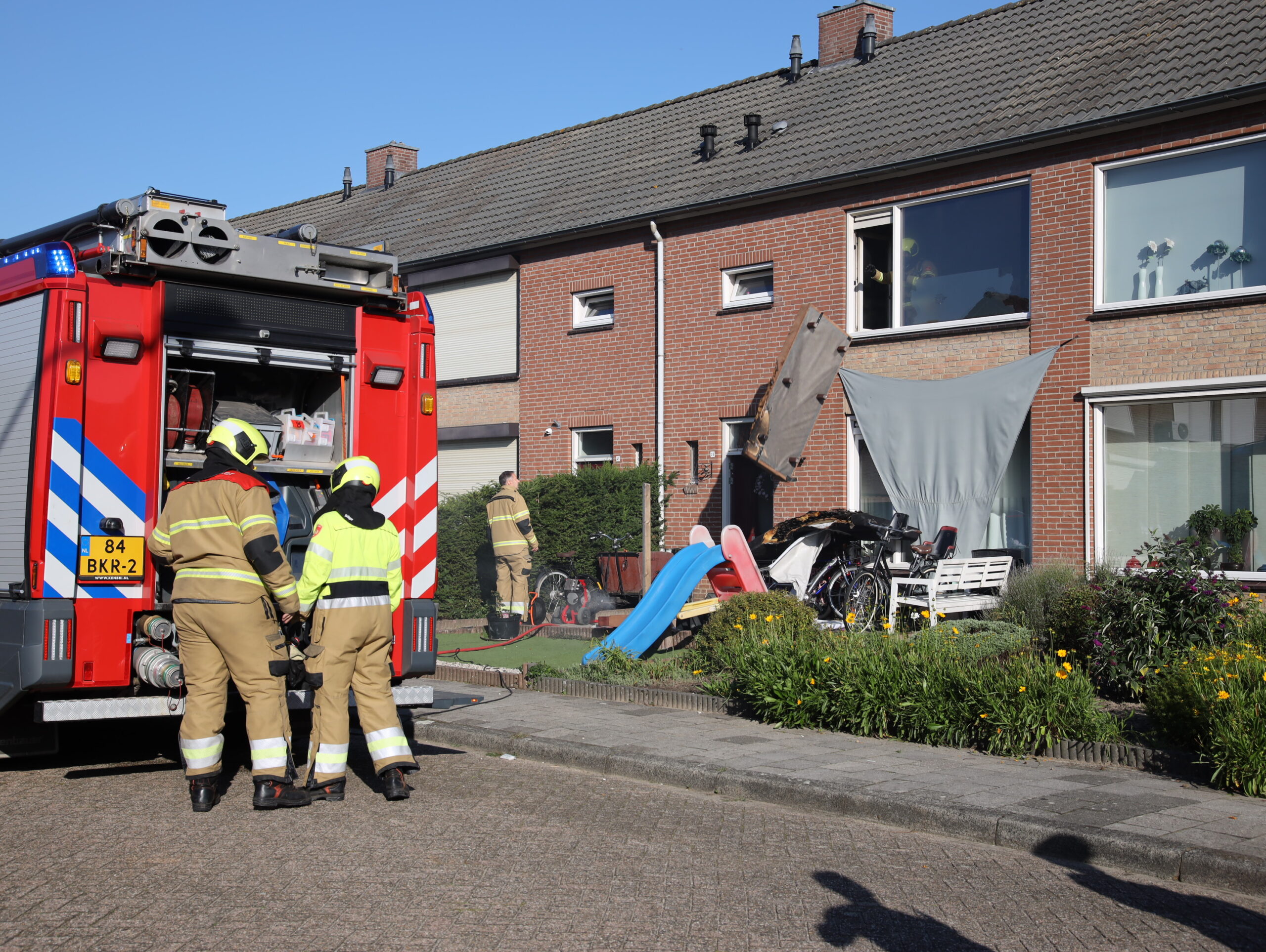 Brandweer blust slaapkamerbrand, bewoonster ademt rook in
