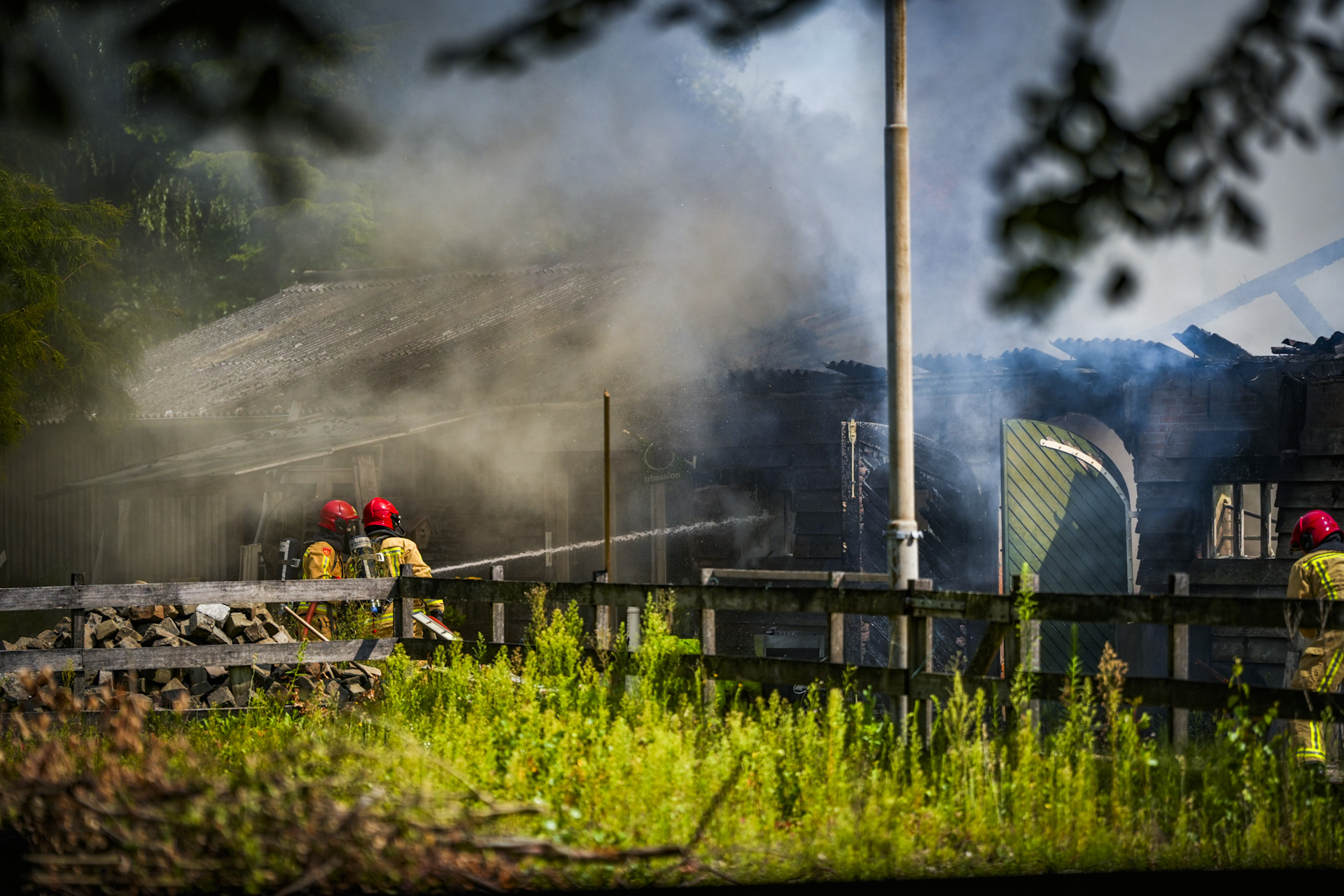 Loods met trimsalon verwoest door grote brand