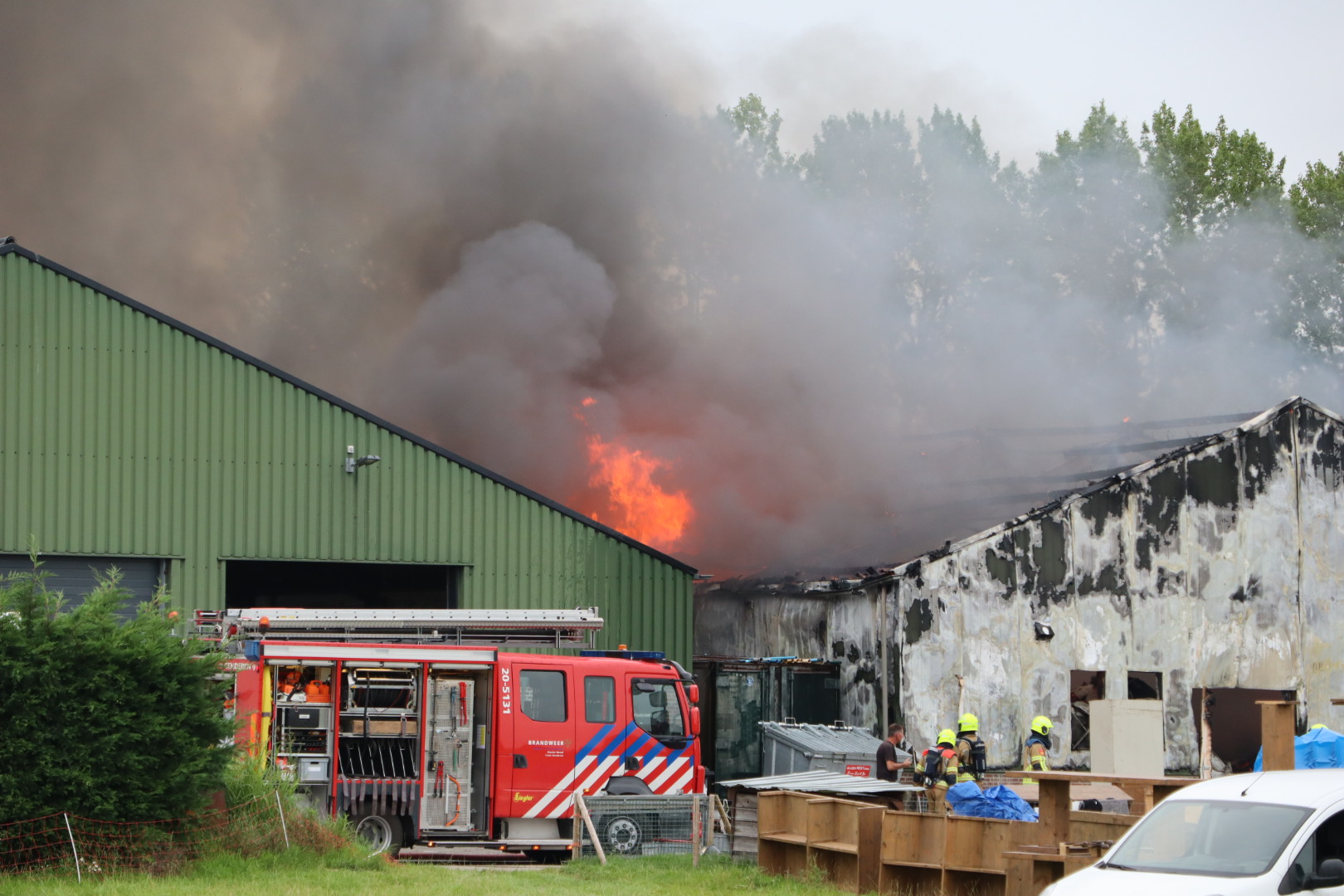 Grote brand bij loods, boerderijwinkel in de as gelegd door brand