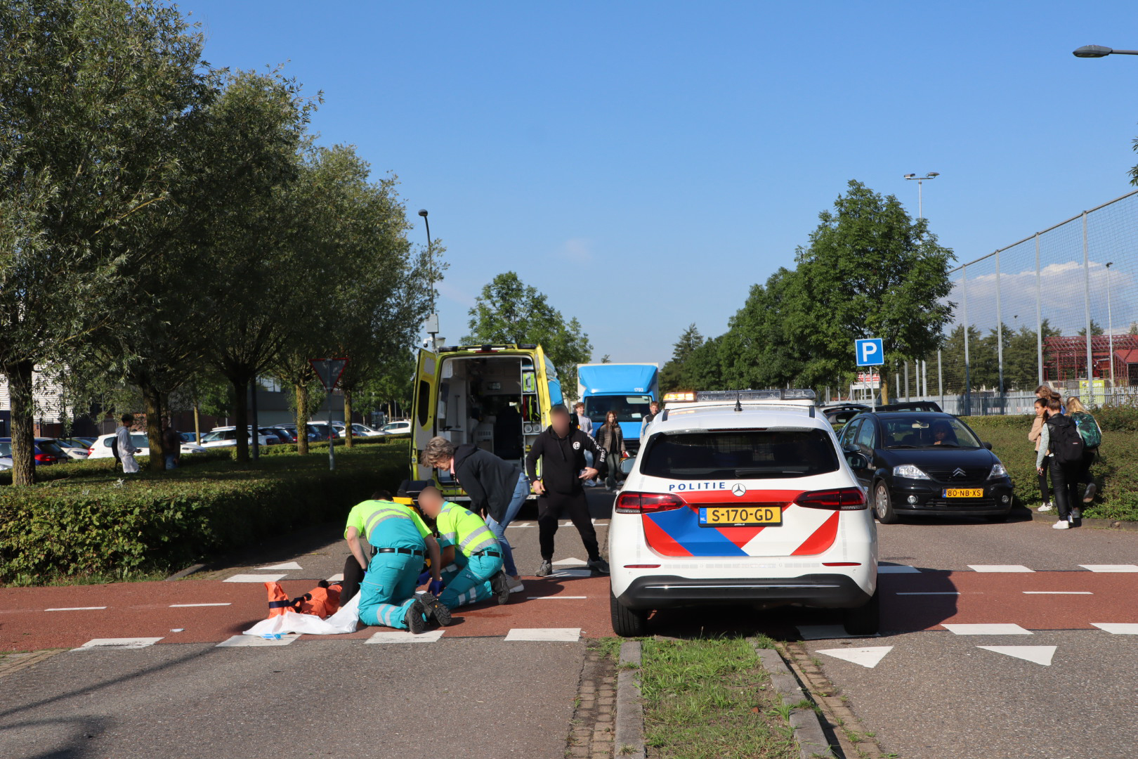 Scooterrijder ernstig gewond door botsing met auto