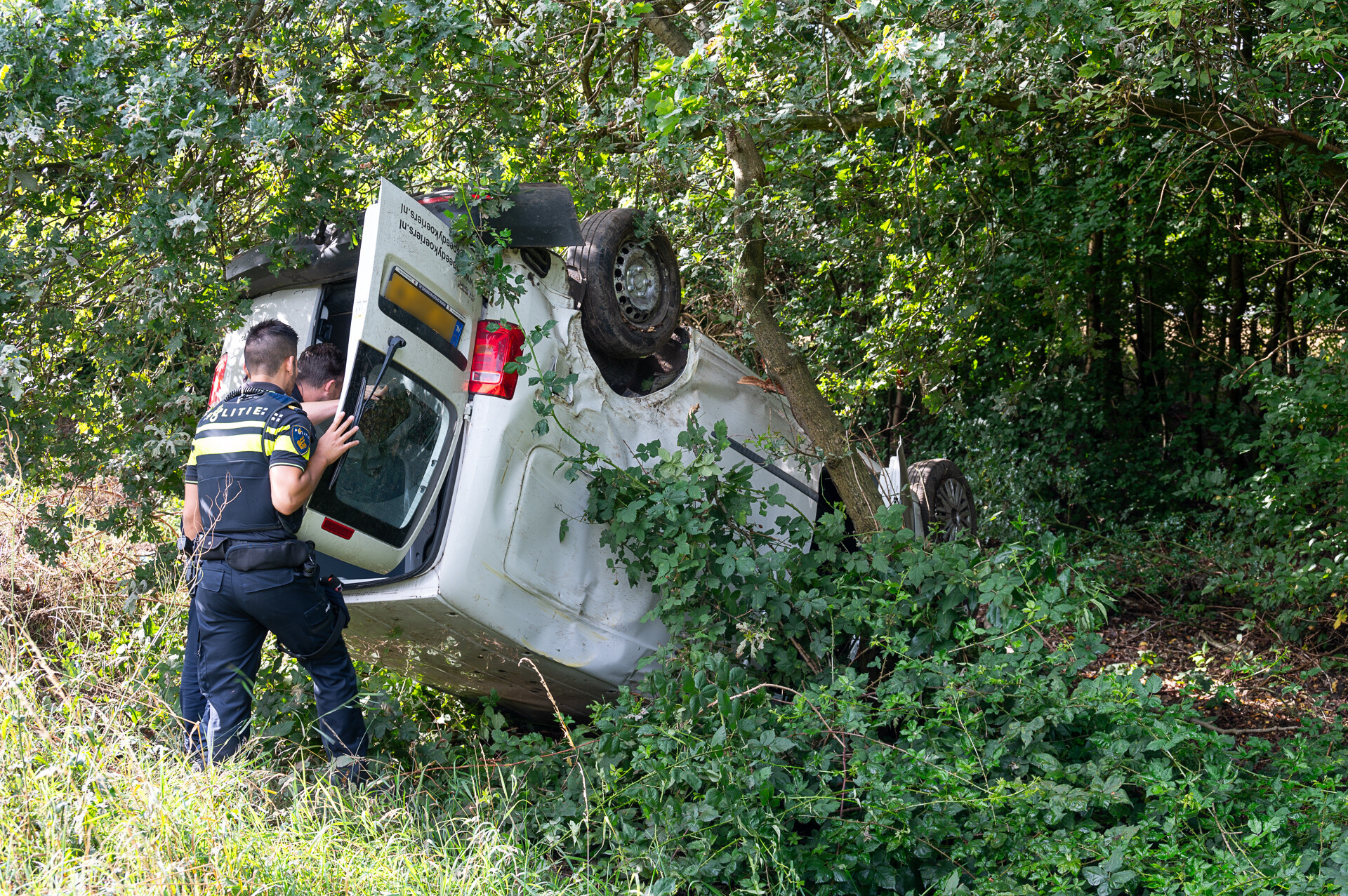 Busje belandt op z’n kop in struiken langs A58