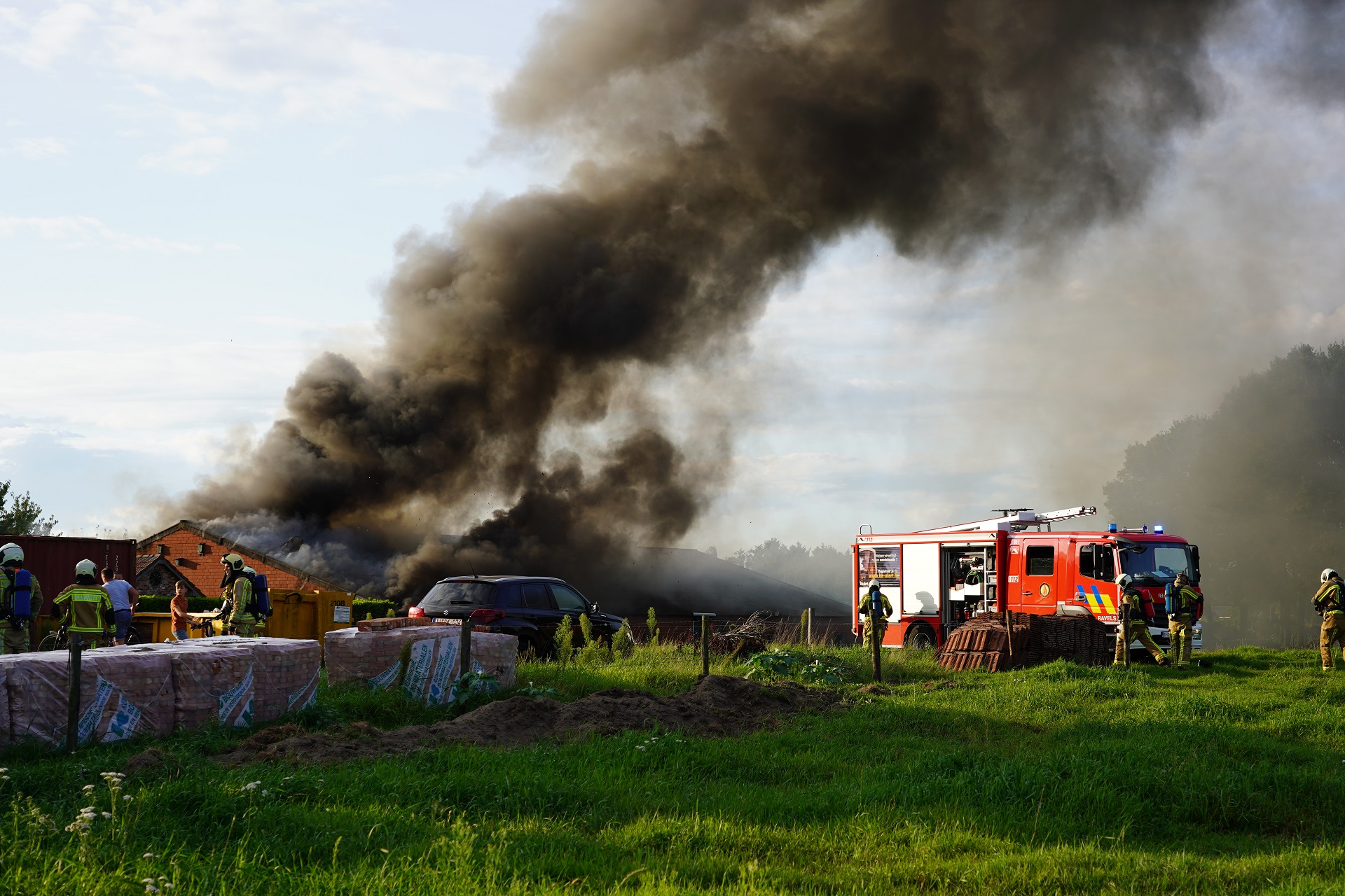 Grote brand in loods op de grens van Nederland en België