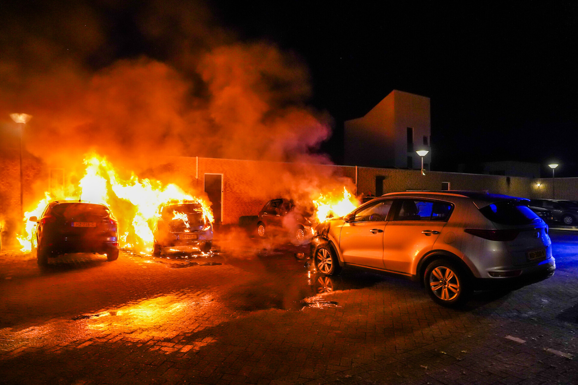 Drie auto’s door brand verwoest, mogelijk brandstichting