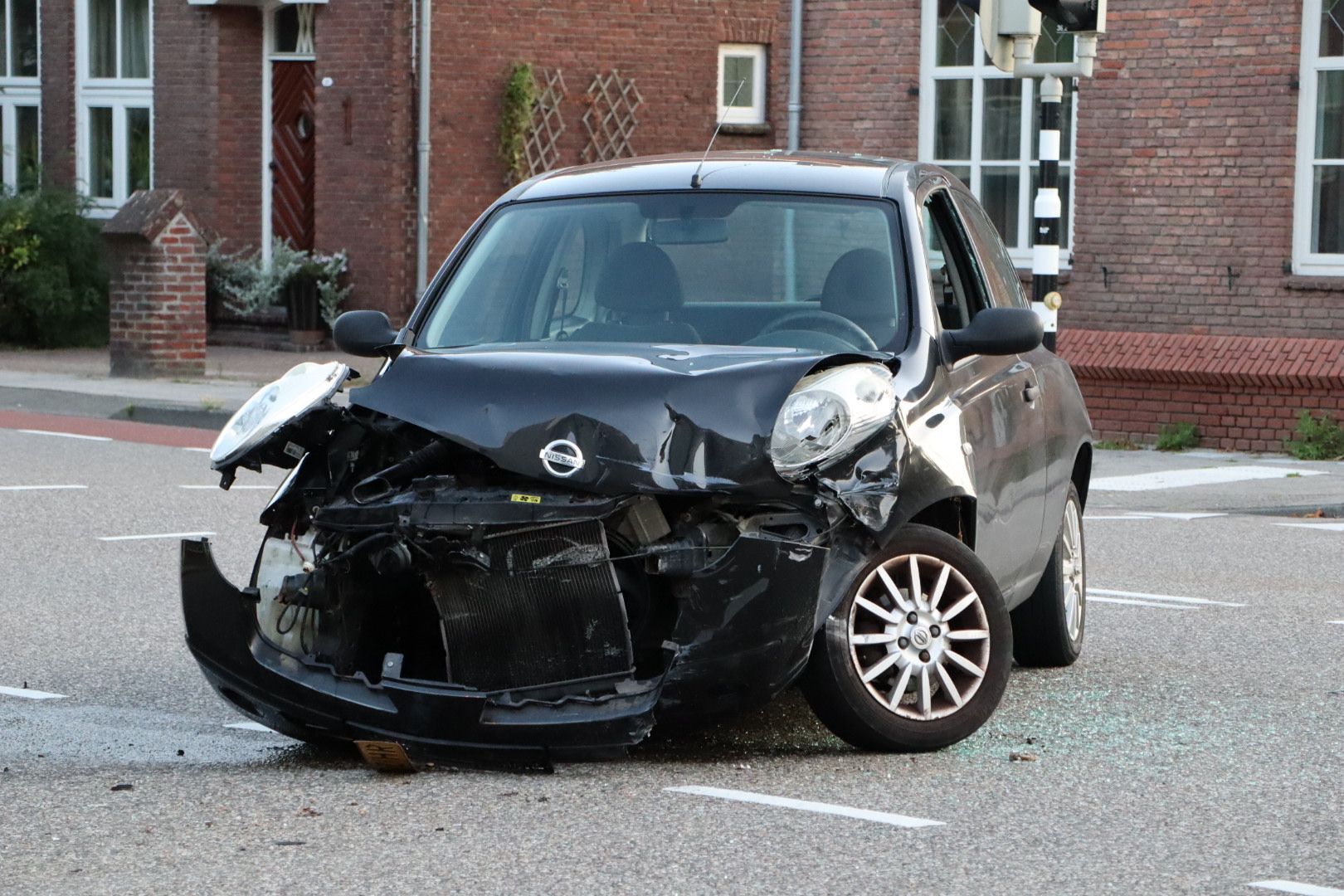 Automobilist botst tegen stadsbus en raakt gewond