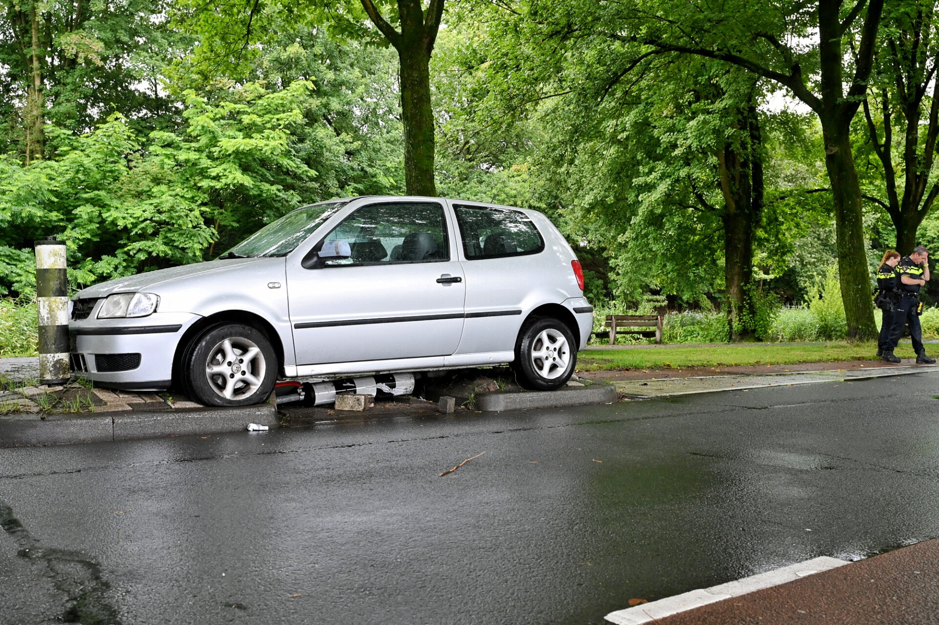 Automobilist knalt op wegversmalling en raakt gewond