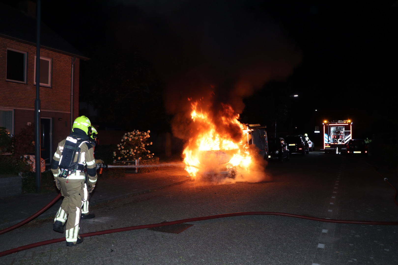 Bestelbus uitgebrand, politie onderzoekt brandstichting