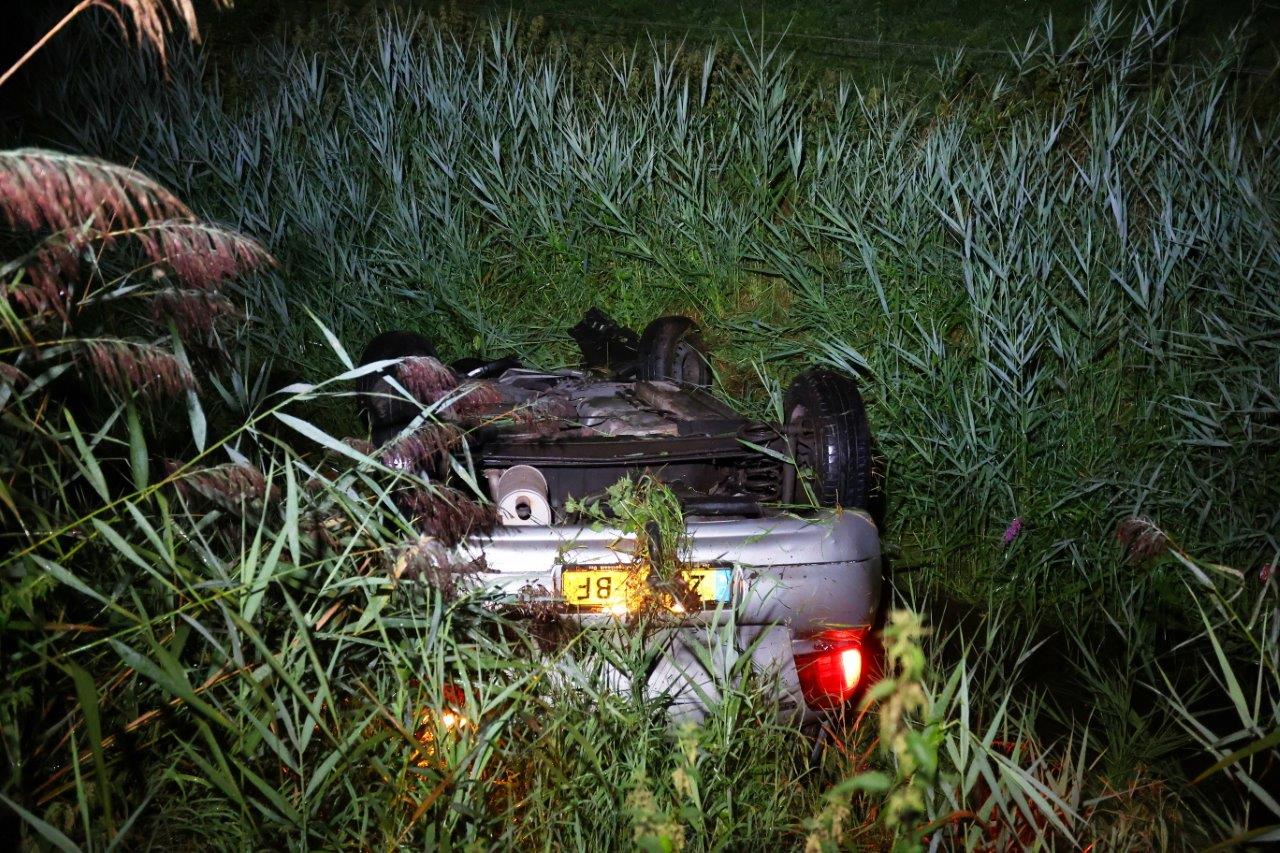 Auto ondersteboven in de sloot