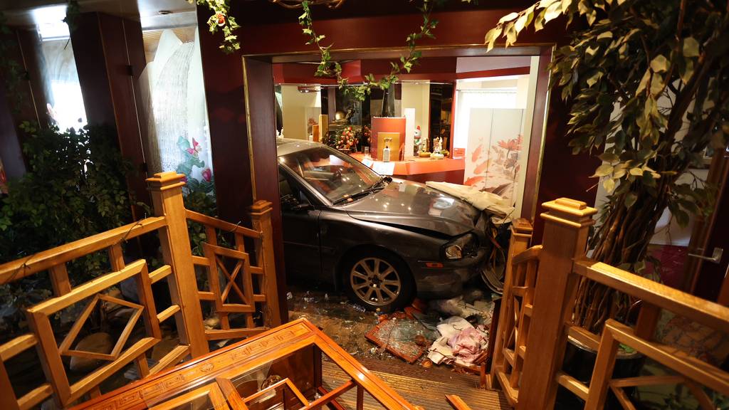 Oudere man rijdt auto Chinees restaurant binnen