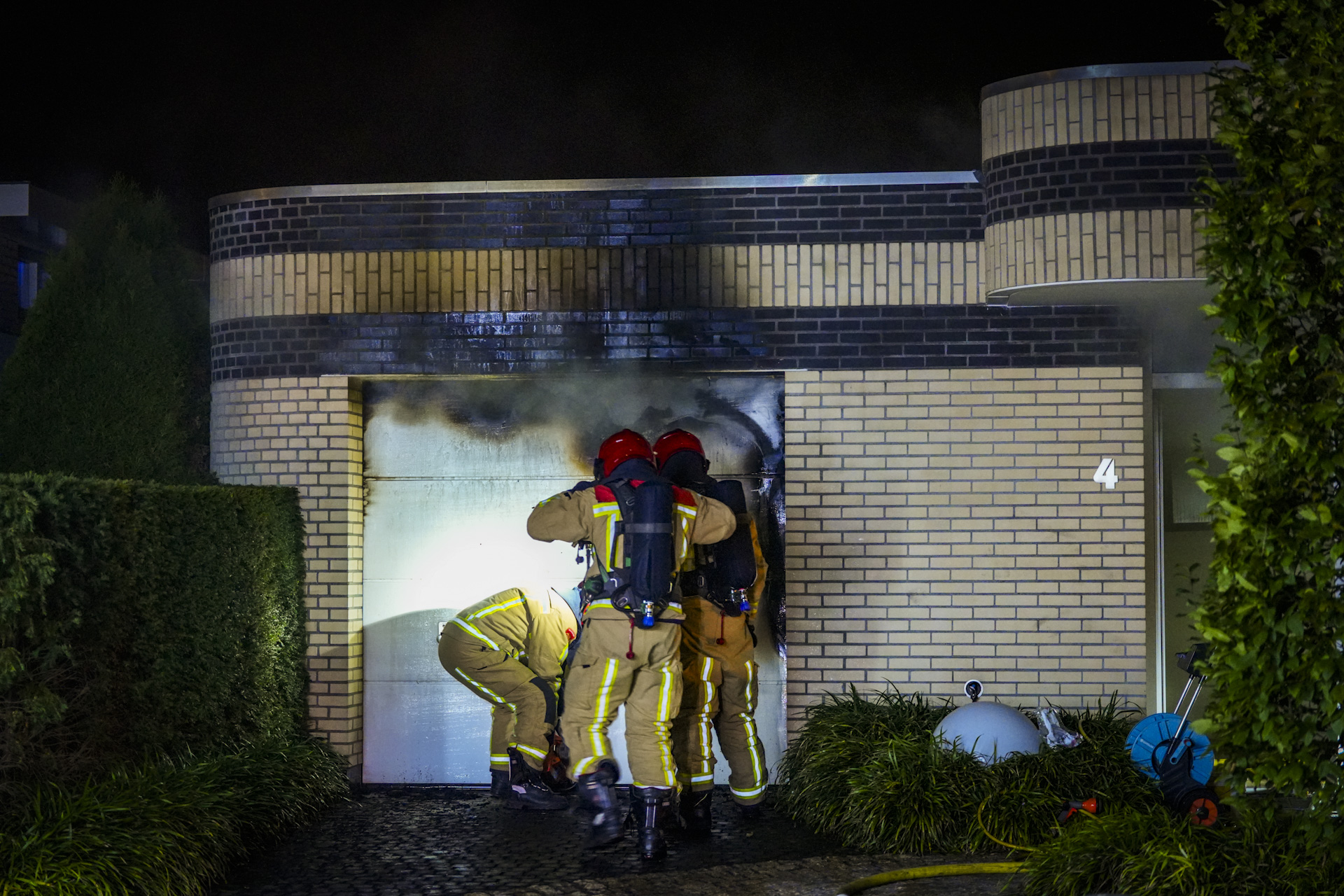 Hennepkwekerij aangetroffen na brand, bewoner gewond