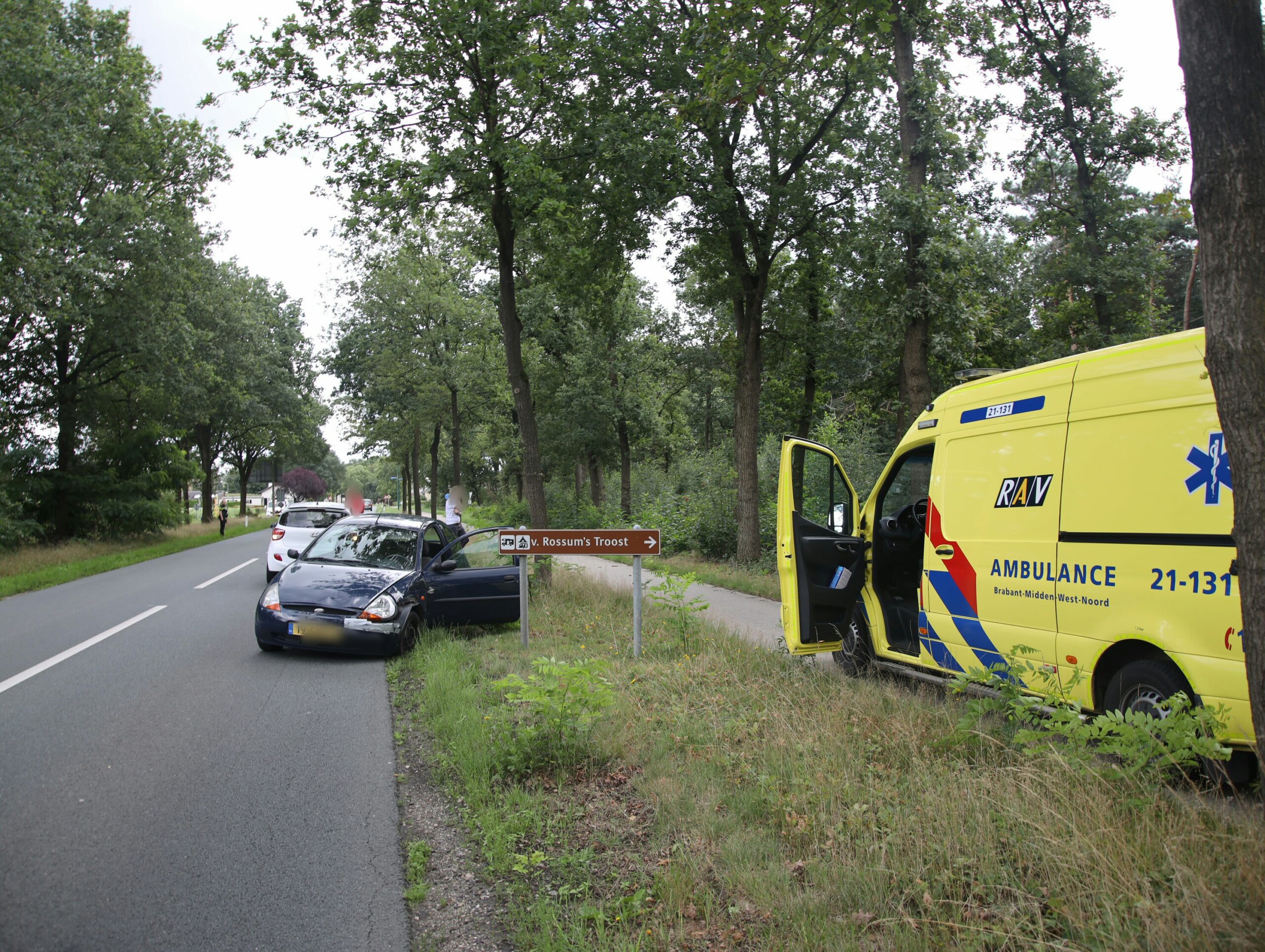 Automobiliste valt in slaap en botst tegen boom