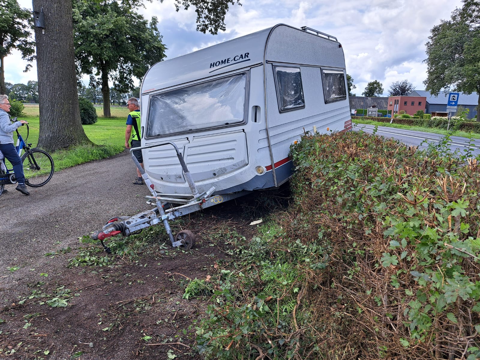 Caravan schiet los van auto en rijdt bosjes in