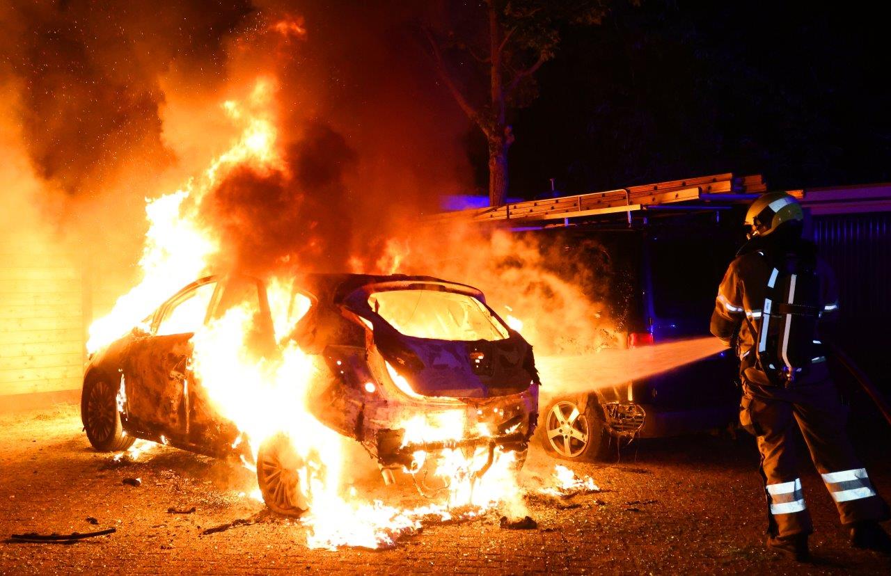 Twee voertuigen door brand verwoest