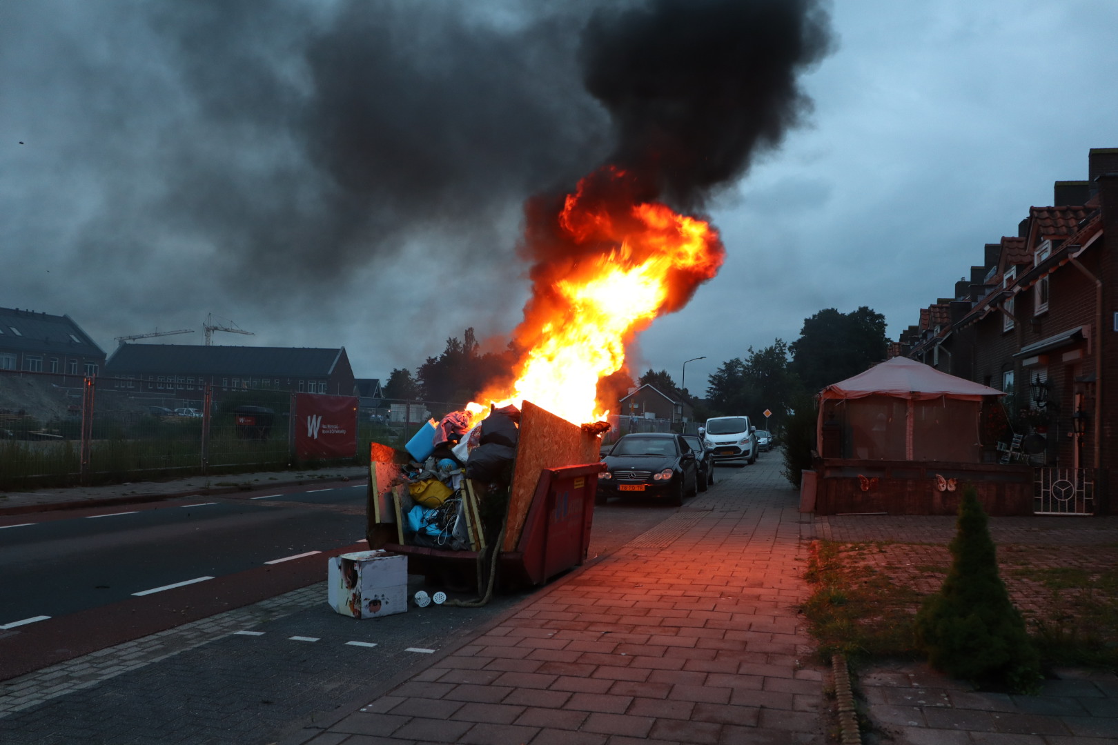 Metershoge vlammen bij containerbrand