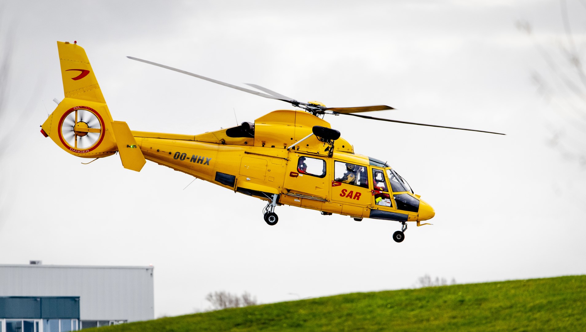 Kustwachthelikopter vervoert patiënten tijdens sluiting brug