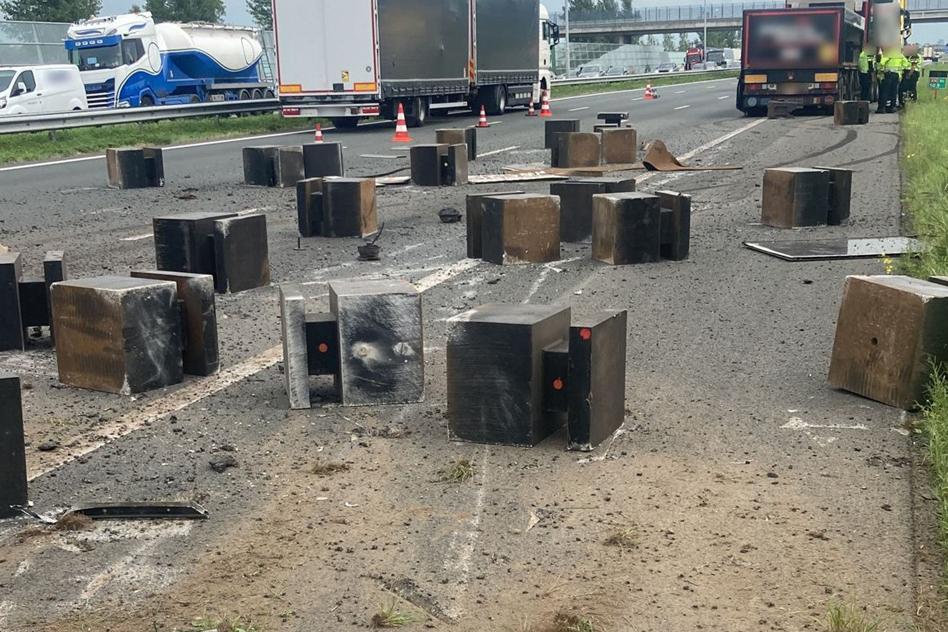 Herstel na gevallen betonblokken op A16 duurt tot vrijdagochtend