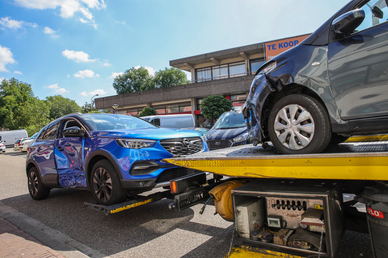 Oudere man met pas teruggekregen rijbewijs botst tijdens proefrit