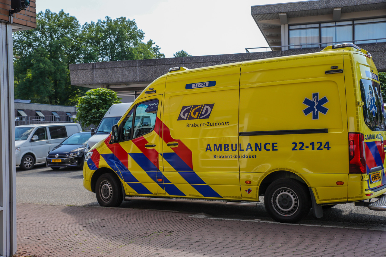 Oudere Man Met Pas Teruggekregen Rijbewijs Botst Tijdens Proefrit