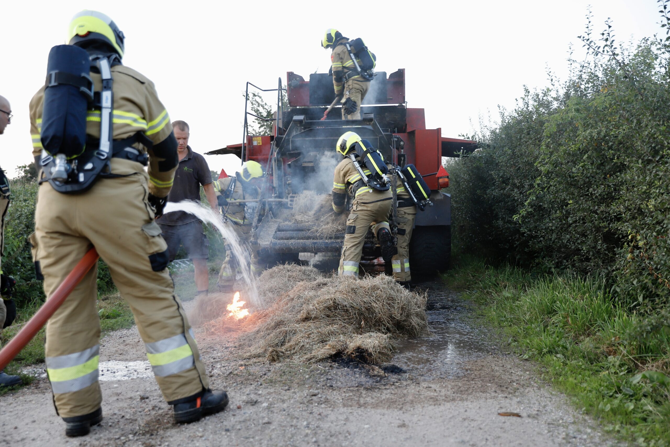 Brand in landbouwvoertuig na hooipersen