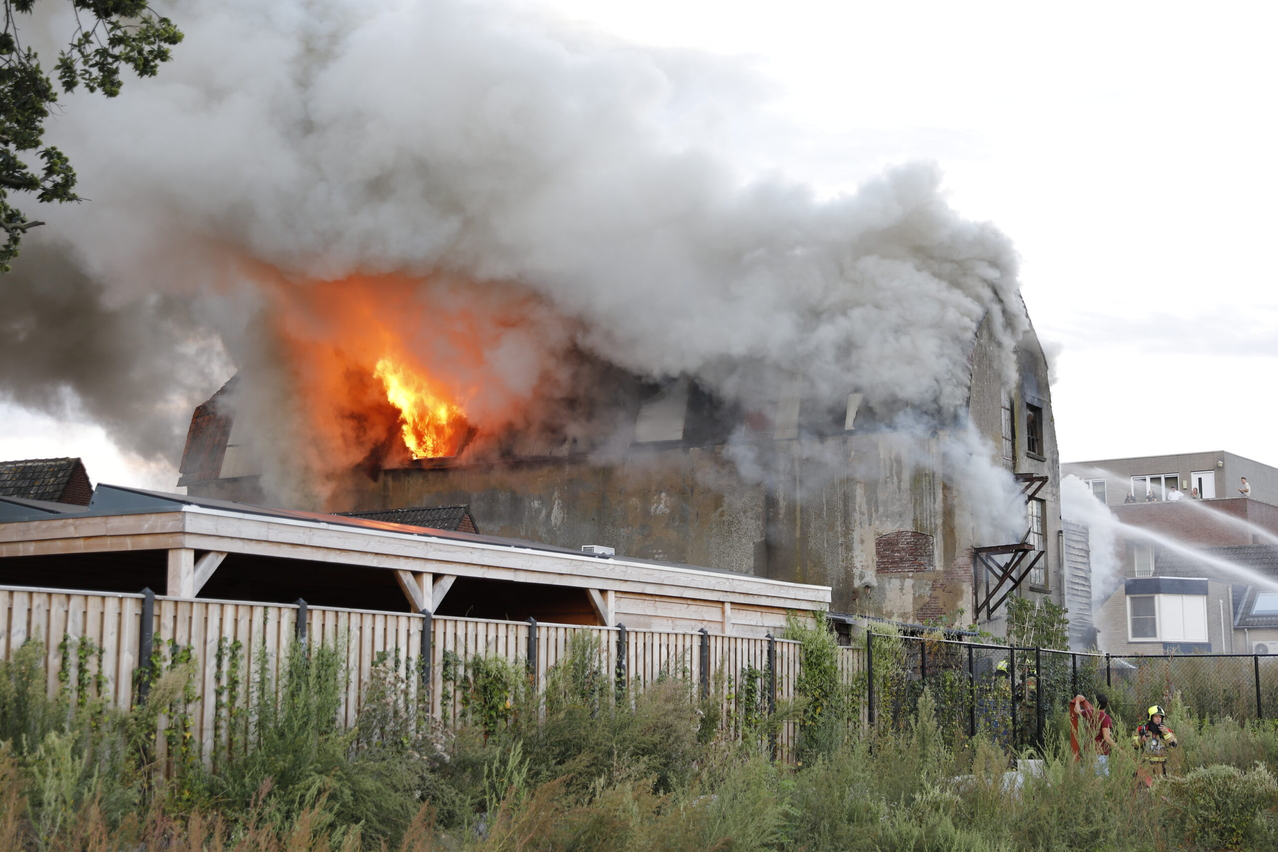 Brand in centrum onder controle, pand gedeeltelijk ingestort