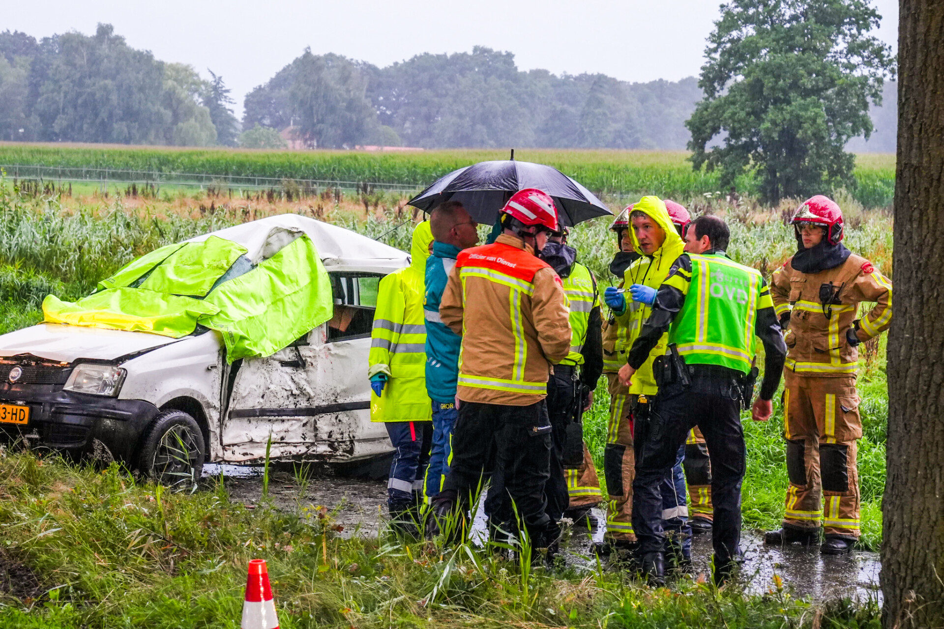 Man (20) overleden na botsing tegen boom