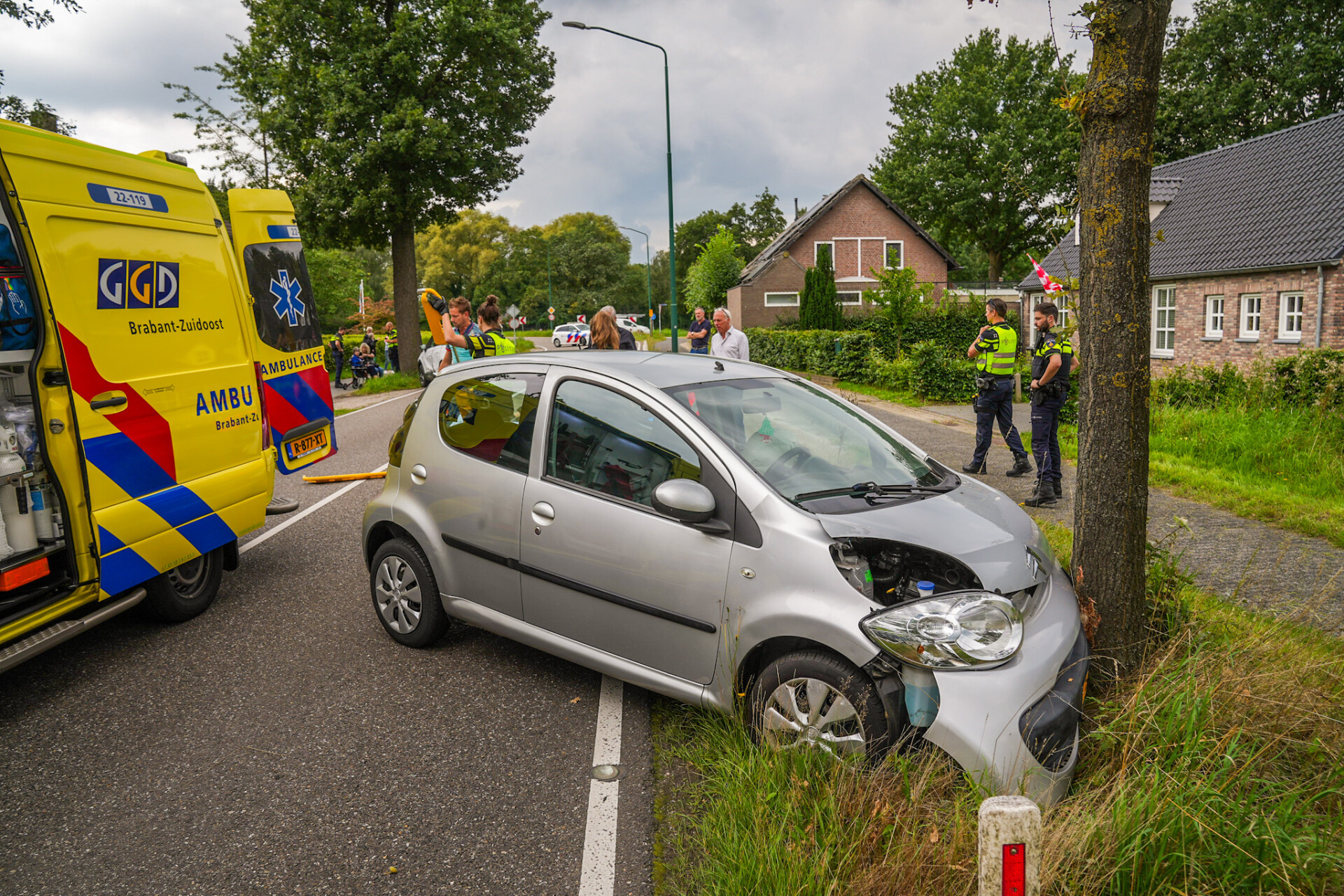 Auto’s botsten tegen elkaar, vrouw gewond naar ziekenhuis
