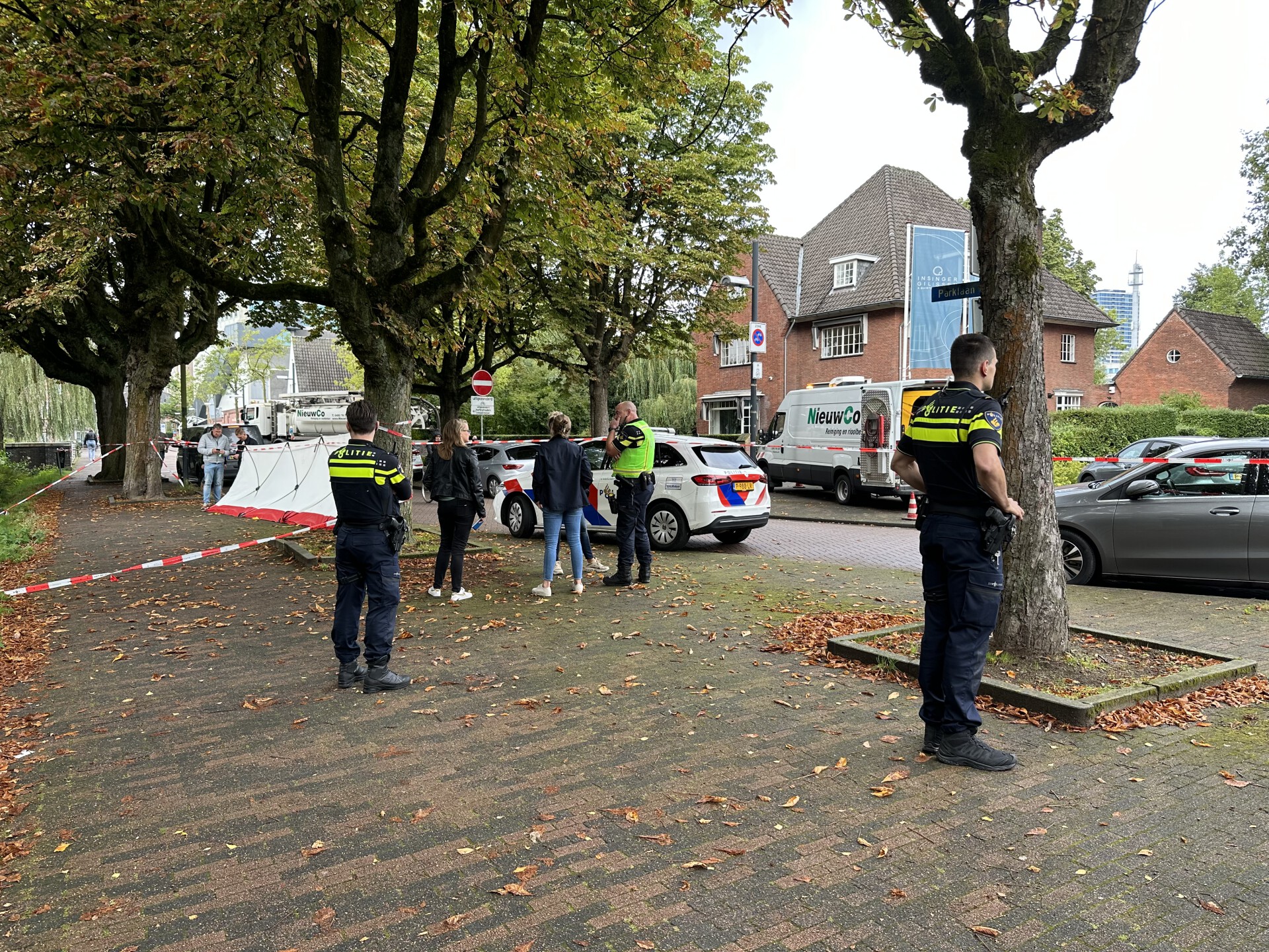 Voorbijganger ziet lichaam drijven in water