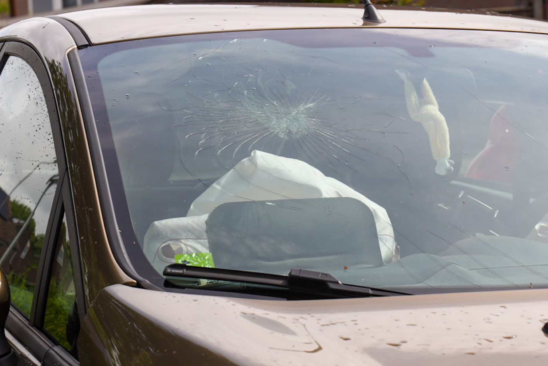 Automobilist Raakt Macht Over Stuur Kwijt En Rijdt Op Tegenligger ...