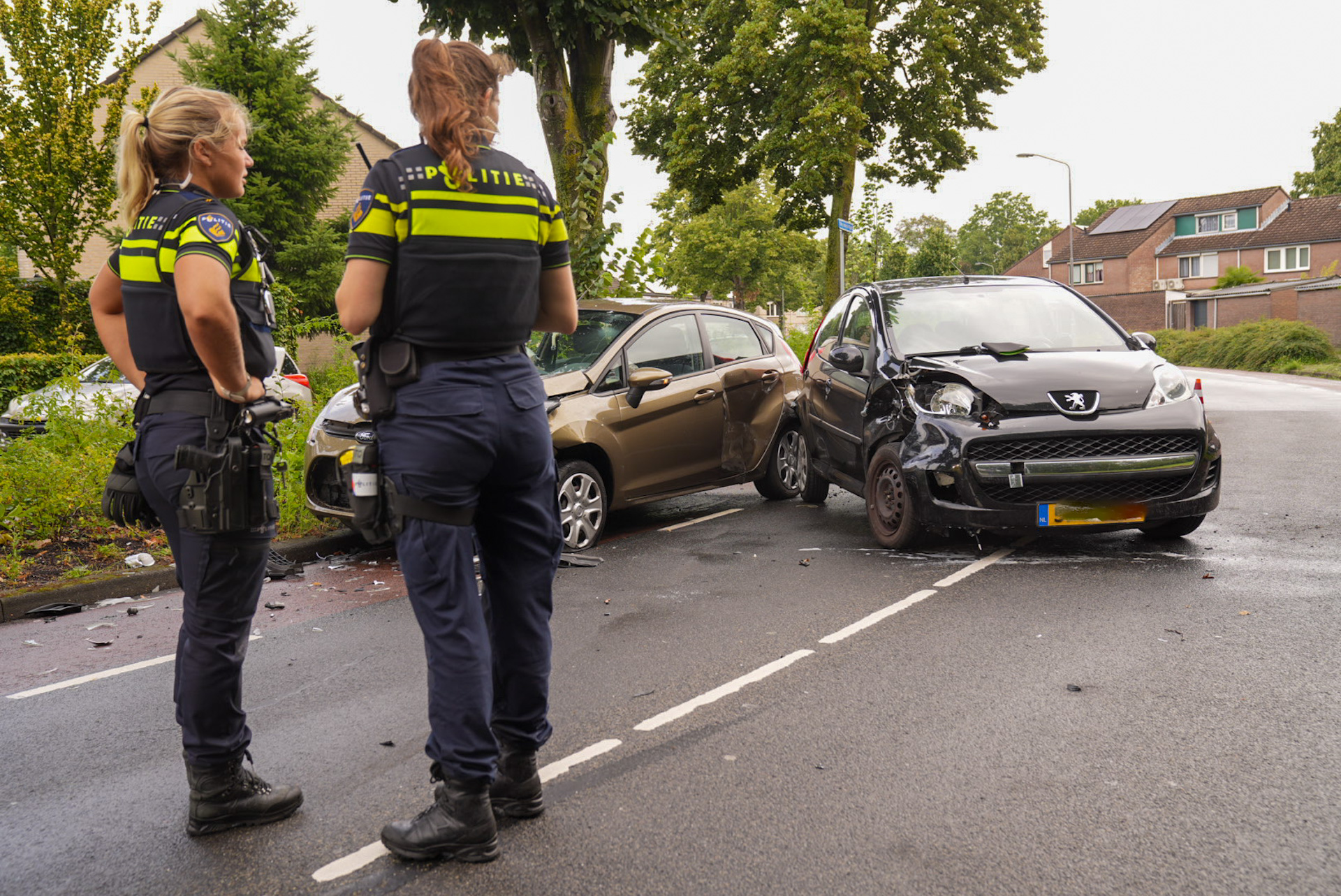 Automobilist raakt macht over stuur kwijt en rijdt op tegenligger