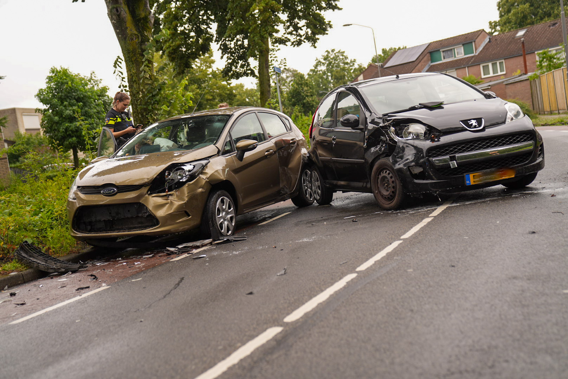 Automobilist Raakt Macht Over Stuur Kwijt En Rijdt Op Tegenligger ...