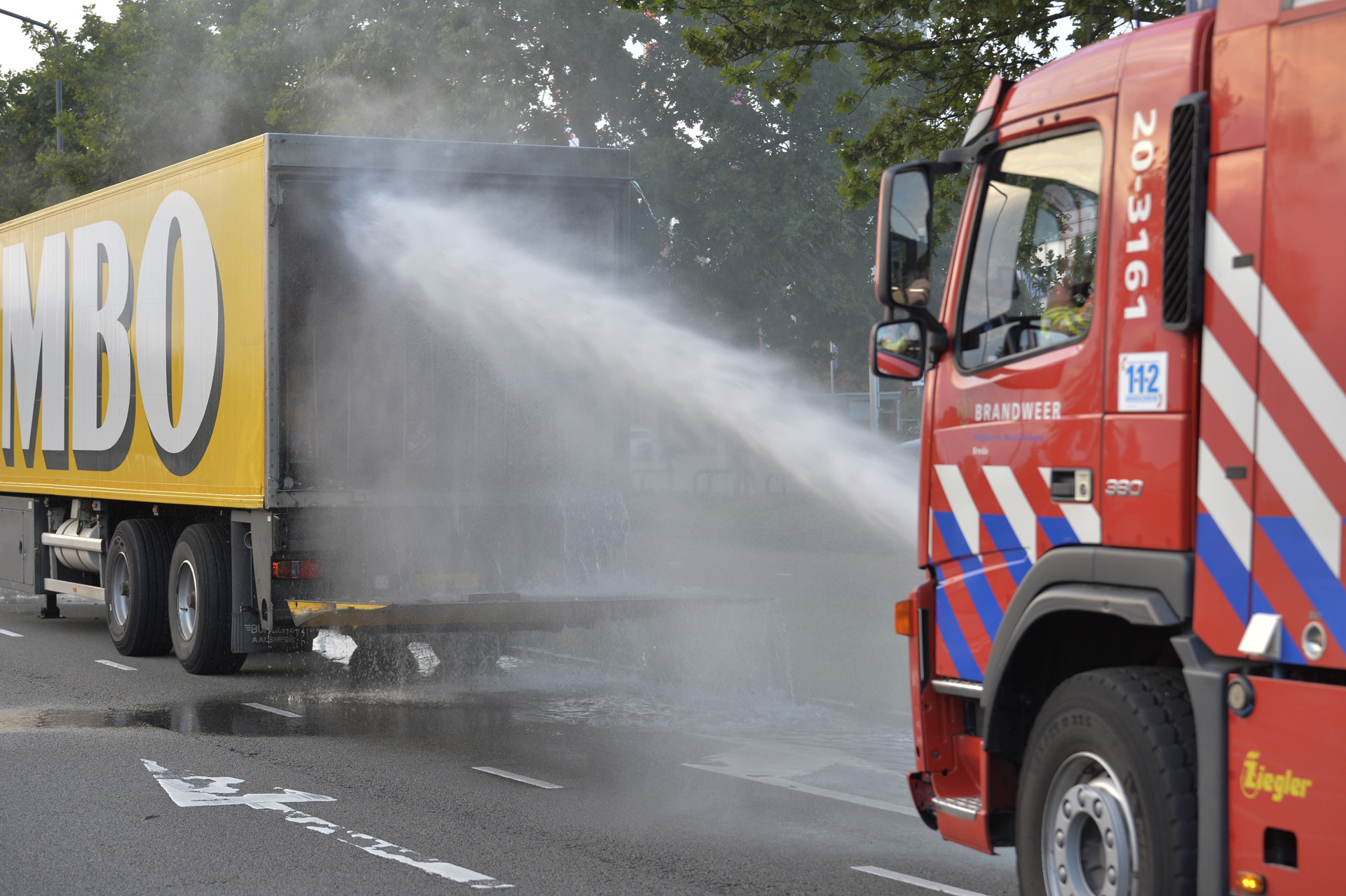 Trailer van vrachtwagen vliegt in de brand