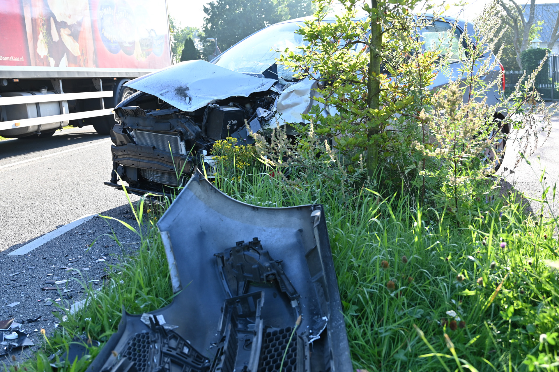 Botsing tussen auto en vrachtwagen door laagstaande zon