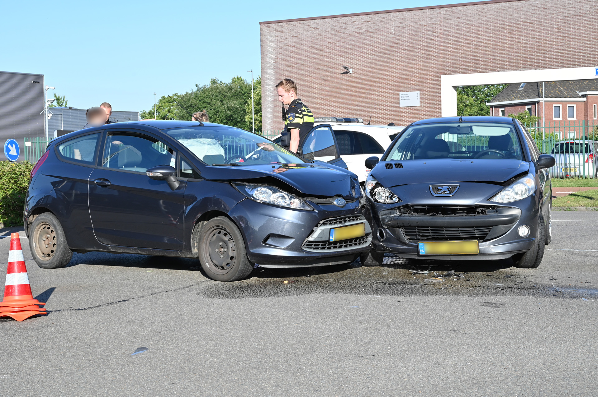 Aanrijding op kruispunt resulteert in gewonde persoon