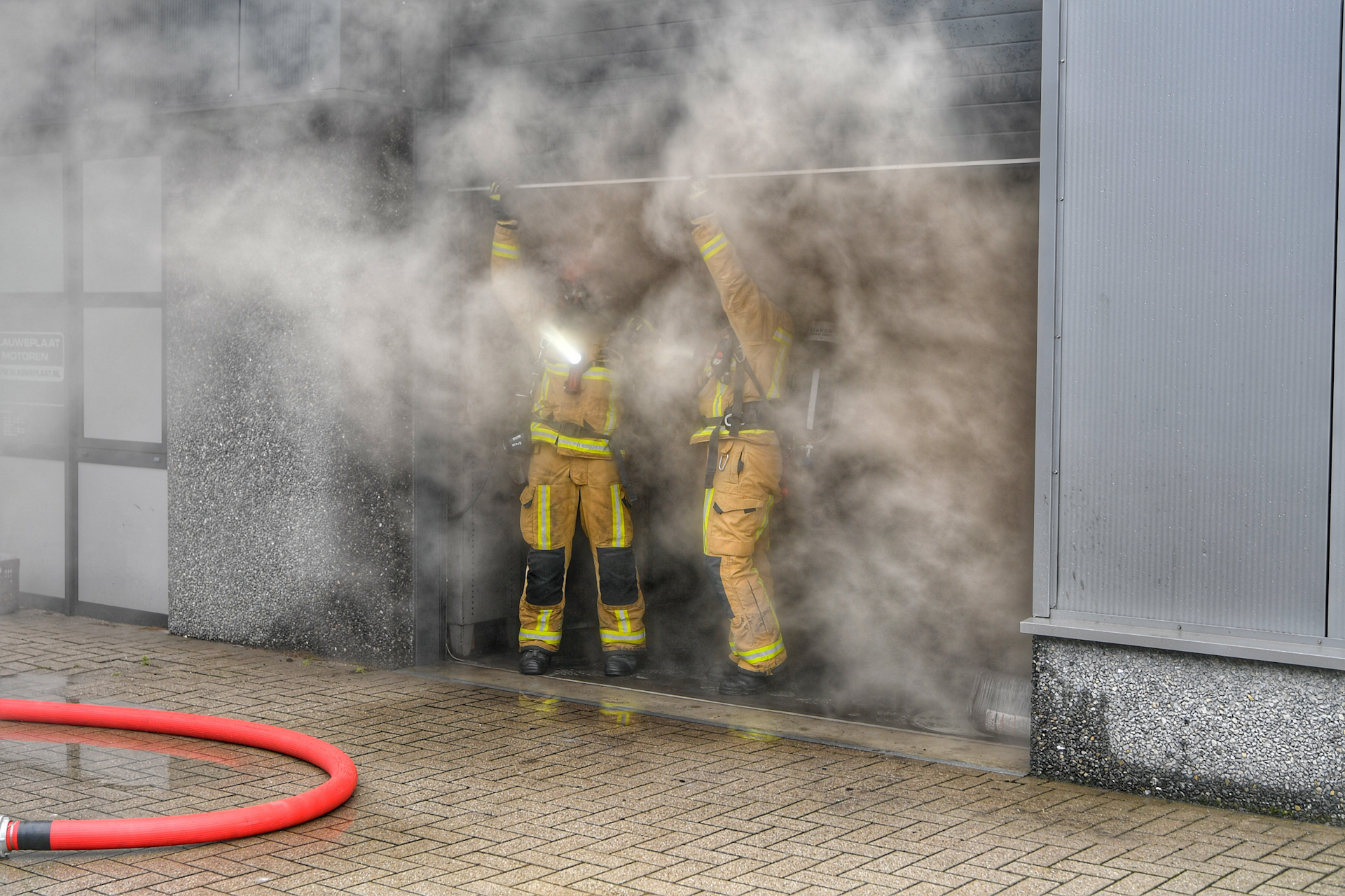 Update: Brandweer voorkomt overslag bij brand in motorzaak