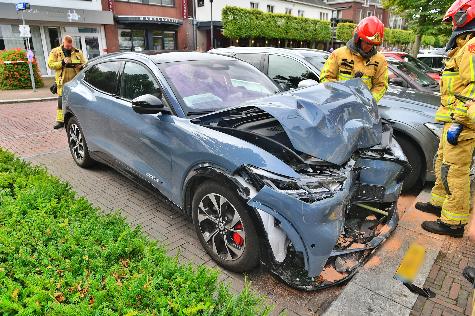Elektrische auto botst tegen gevel restaurant