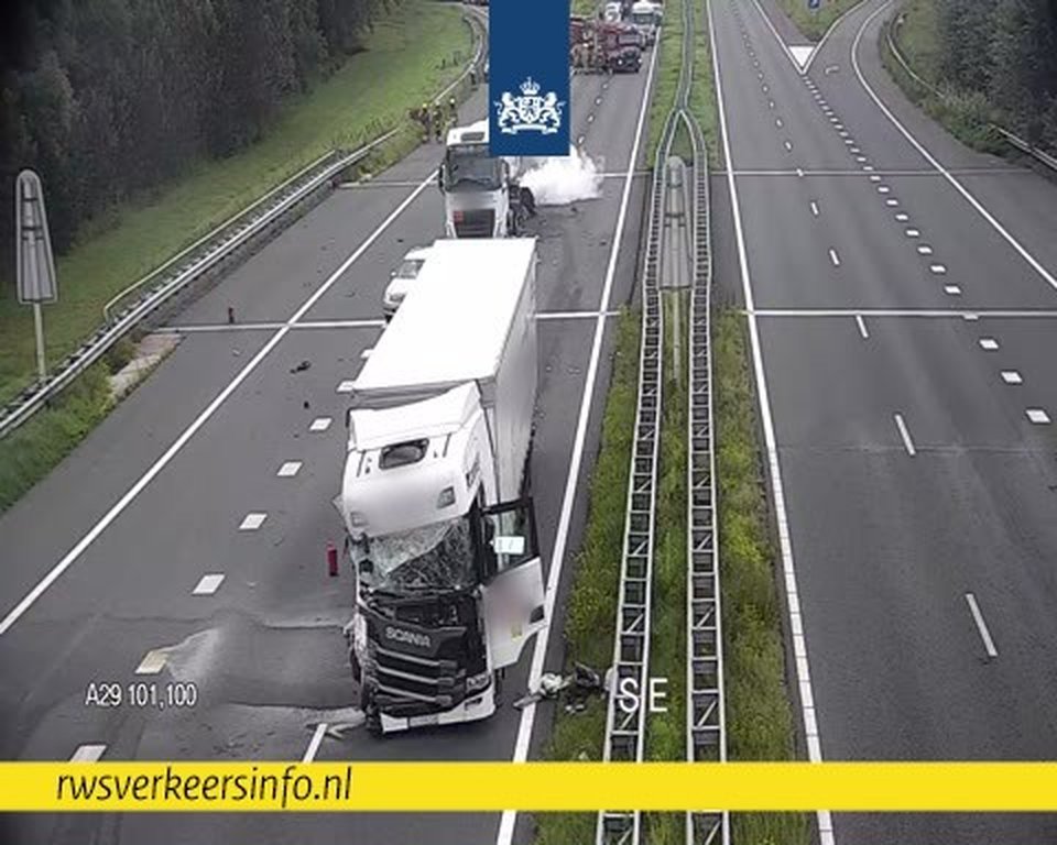 Vrachtwagen botst achterop tankwagen, snelweg dicht