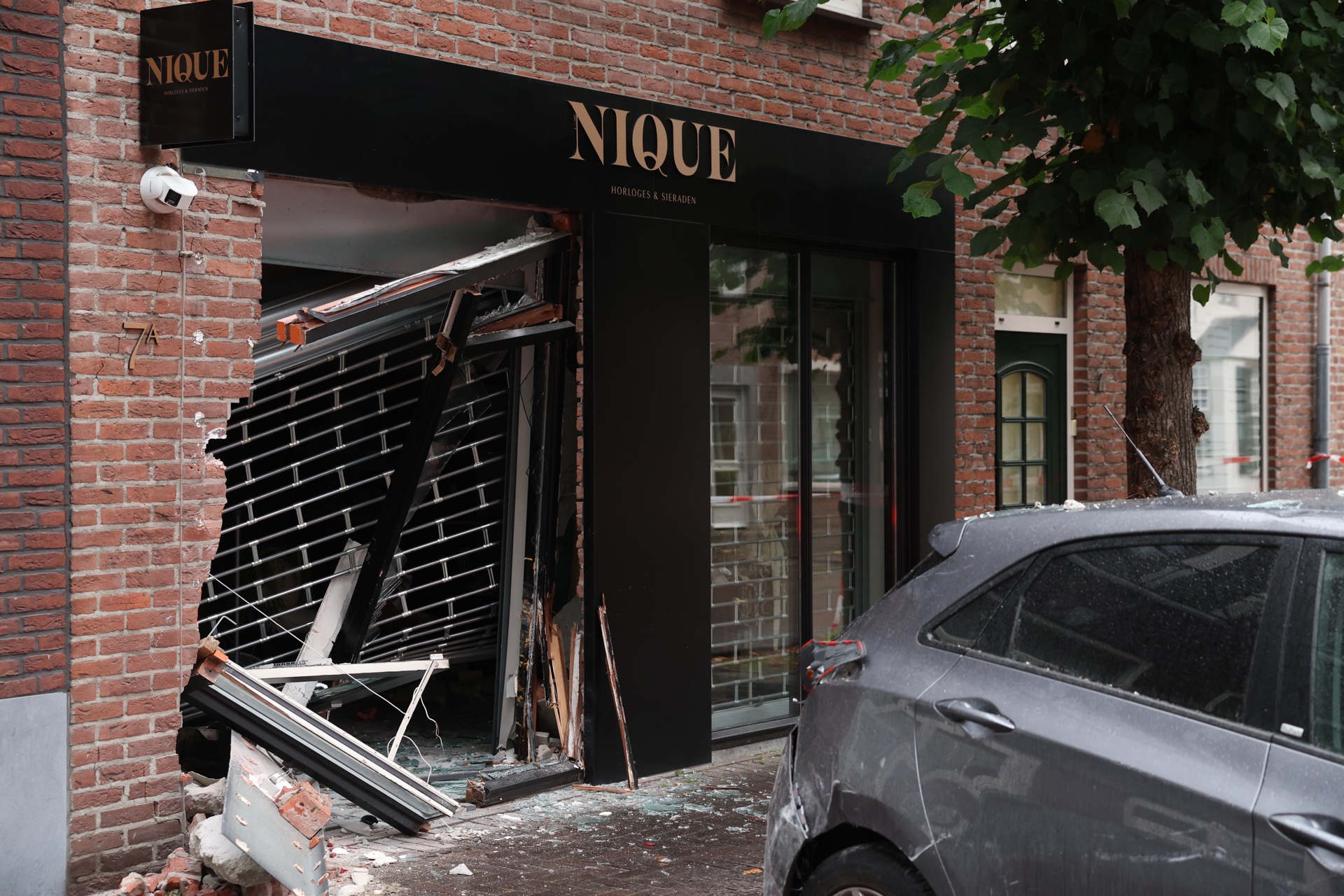 Auto ramt juwelier binnen, drie daders gaan er met de buit vandoor