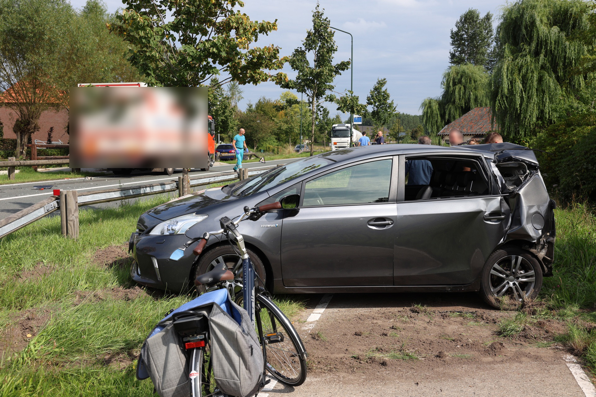 Vrachtauto botst achterop personenauto