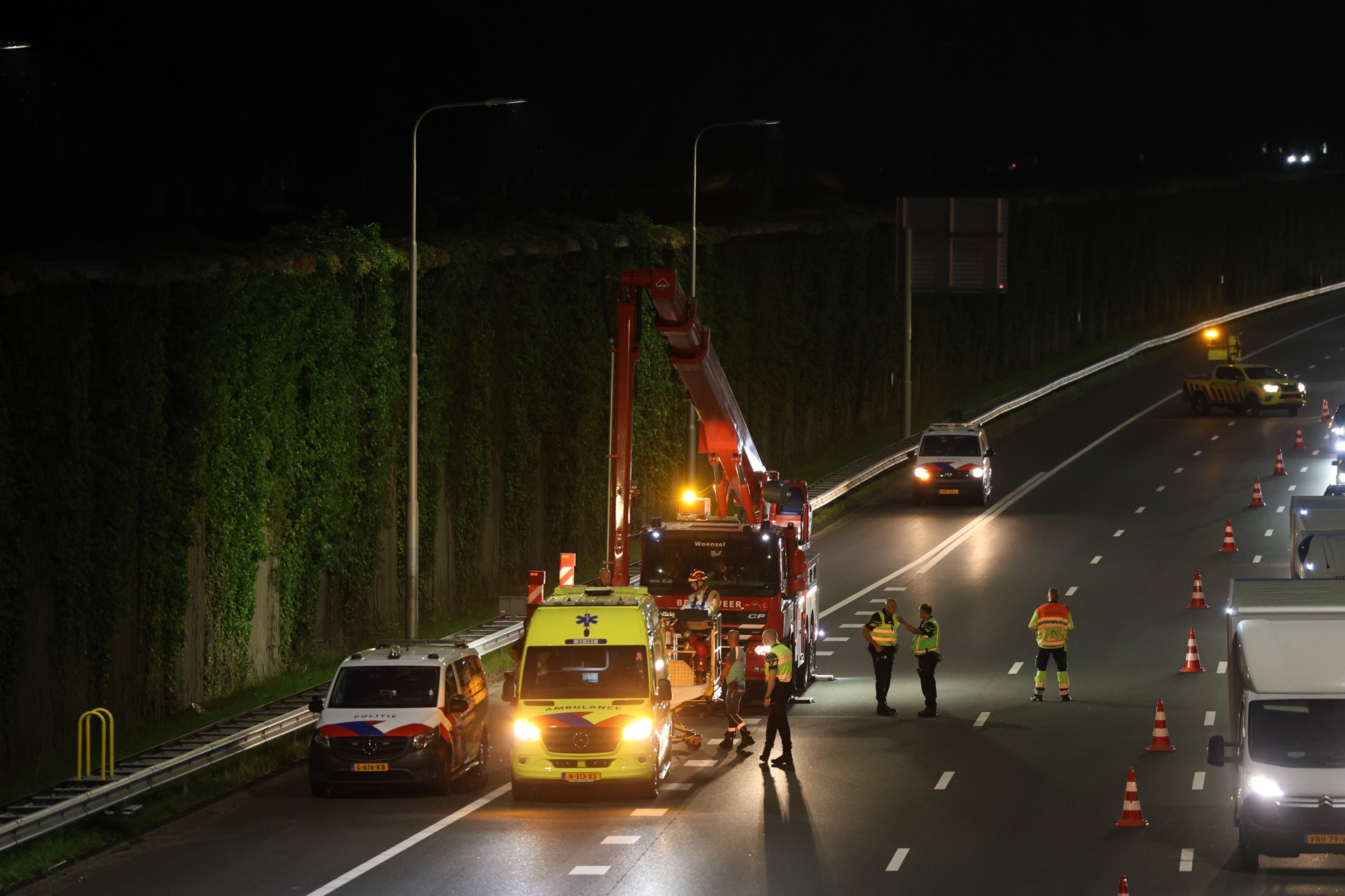 Hulpdiensten halen persoon van geluidswal langs A2 bij Best