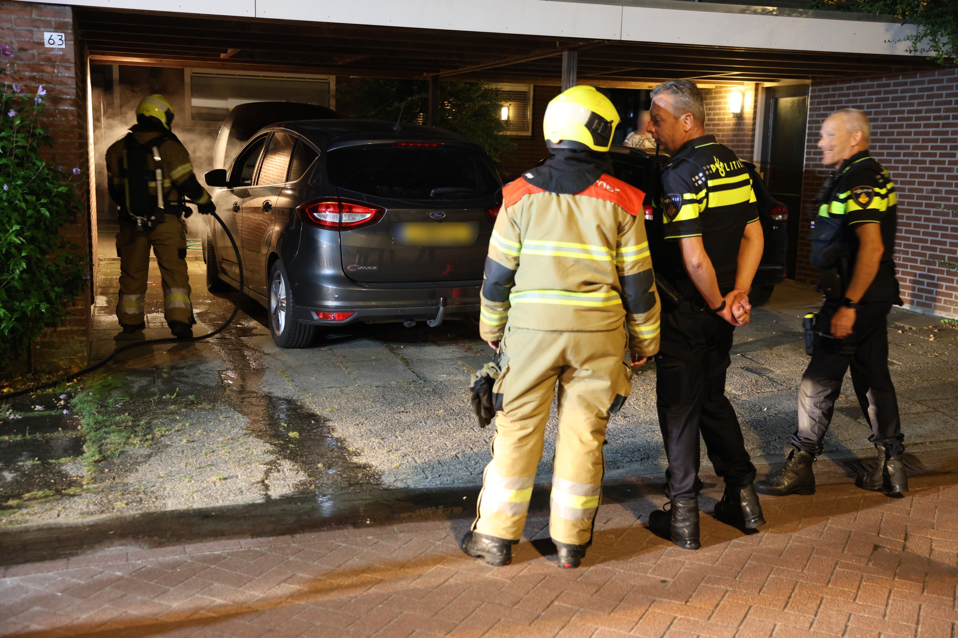 Eigenaar dooft beginnende autobrand in Boxtel met tuinslang, brandweer doet nacontrole