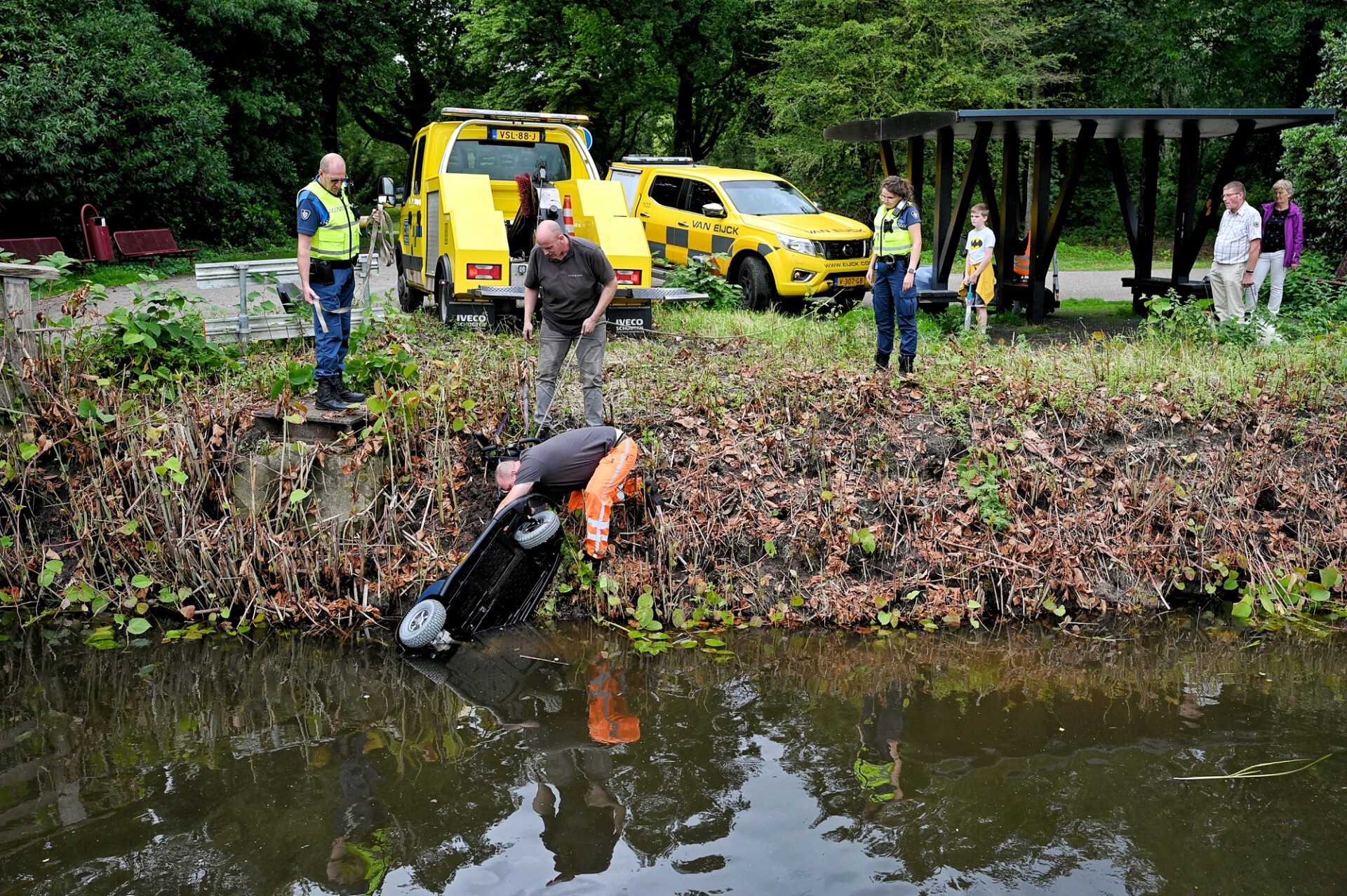 Man met scootmobiel te water geraakt in park