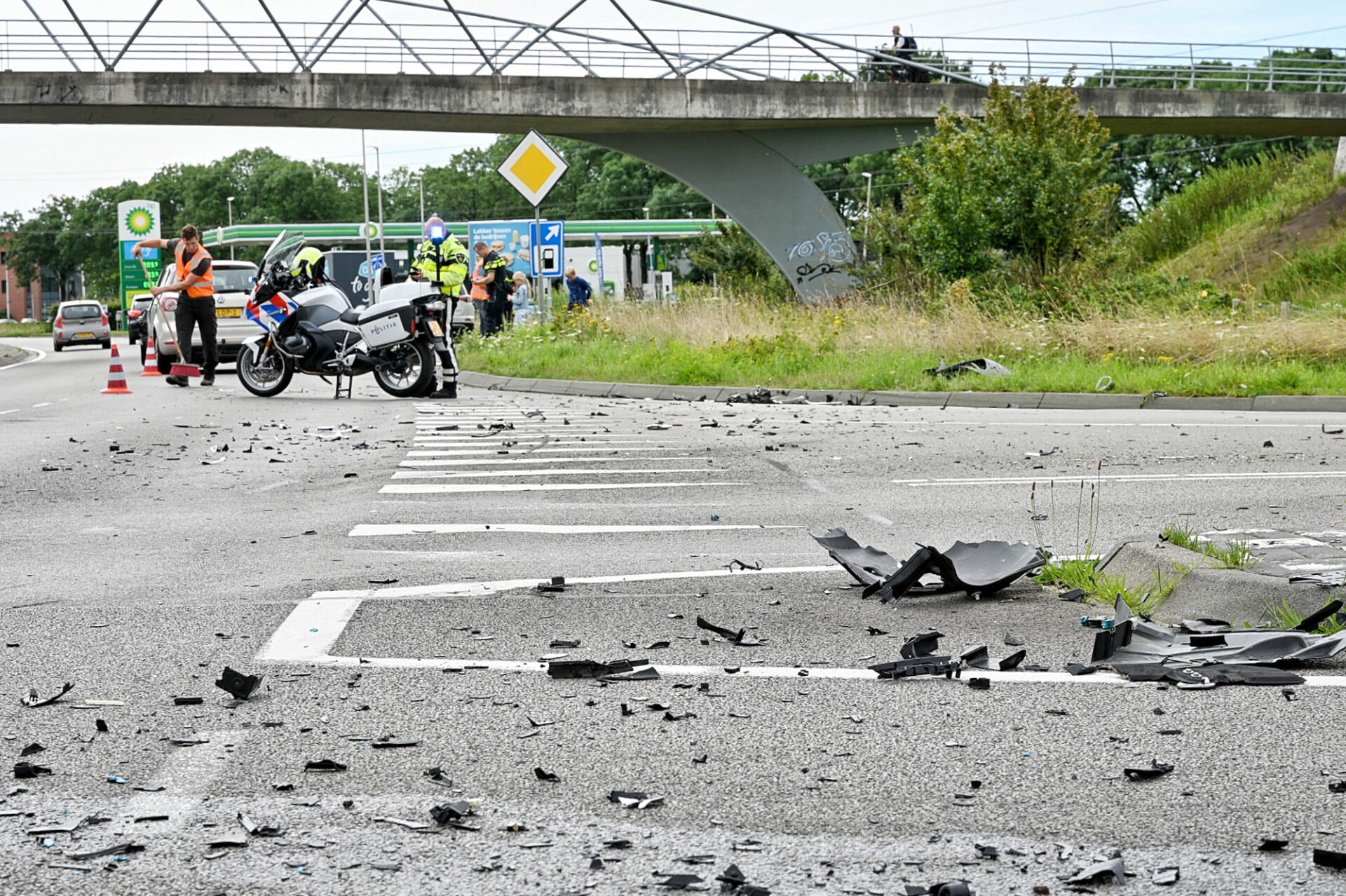 Vrouw raakt gewond bij ongeluk, kinderen in auto krijgen troostbeertje