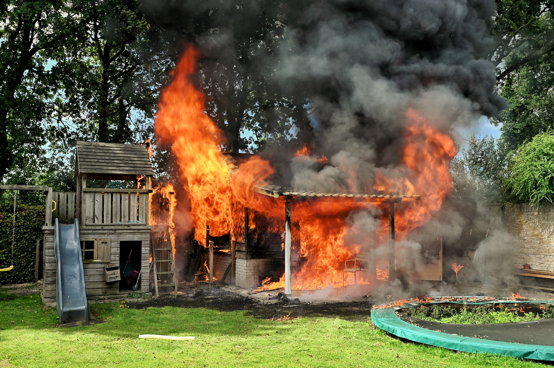 Accu van speelgoedauto opladen gaat mis: schuur volledig in lichterlaaie