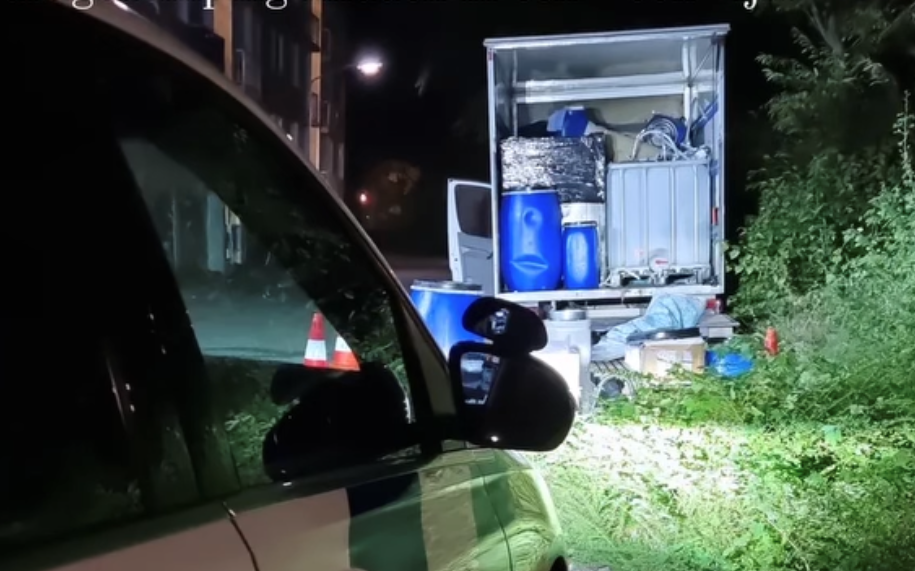 Busje vol drugsafval midden in woonwijk