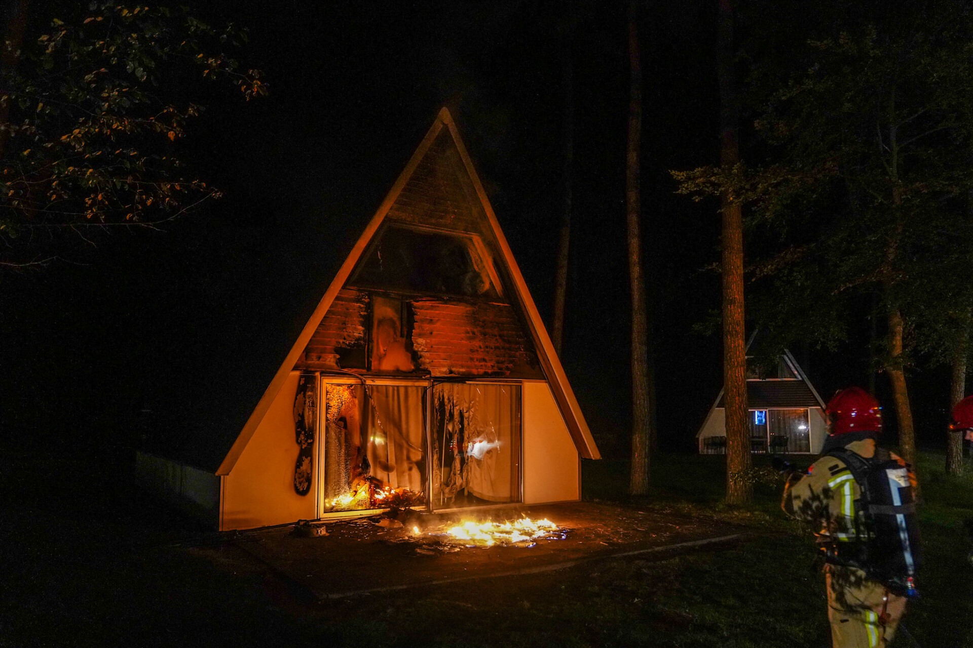 Kaarsje op tafel legt vakantiehuis in de as