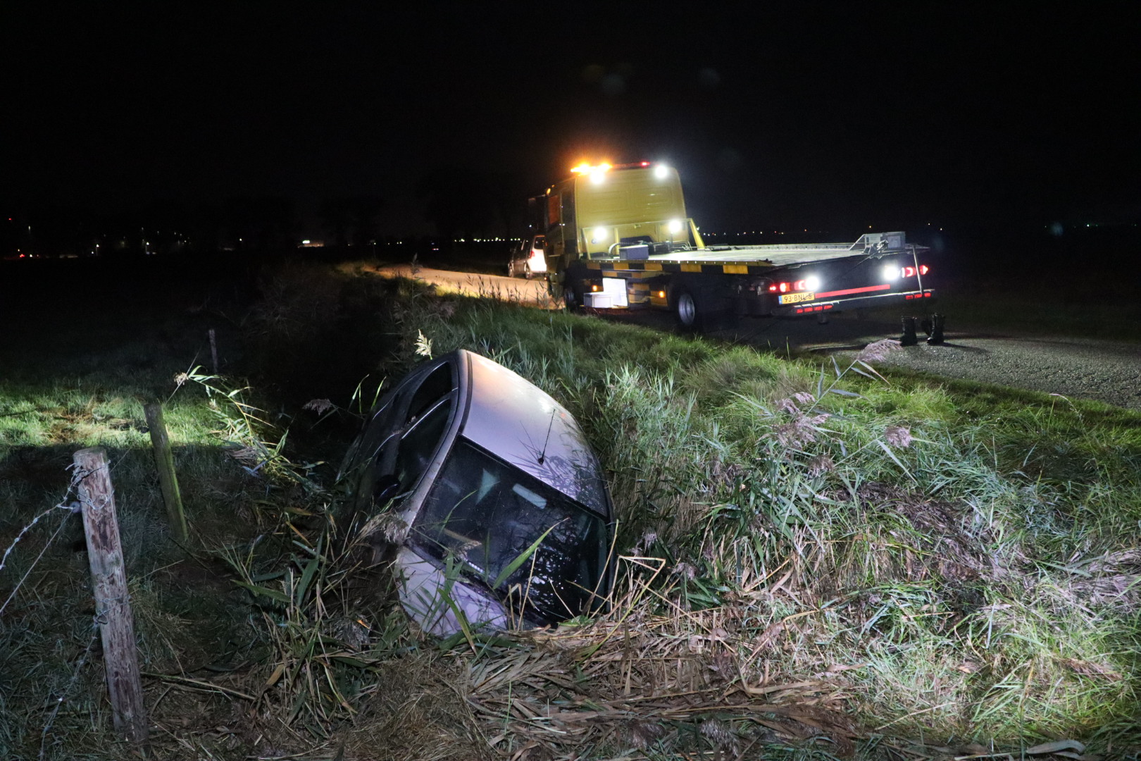 Auto belandt in sloot